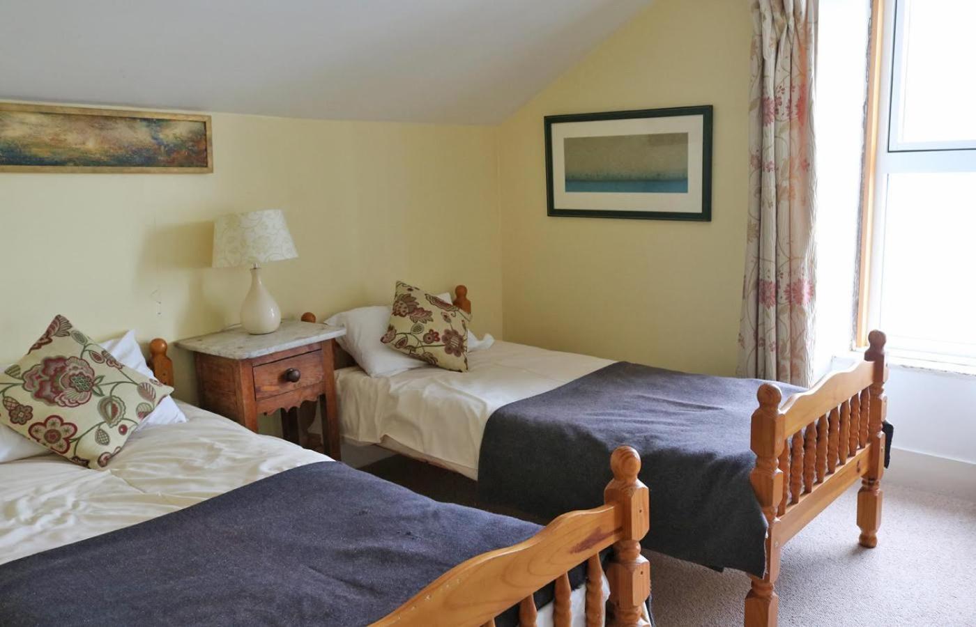Eight-Bedroom House photo 1
