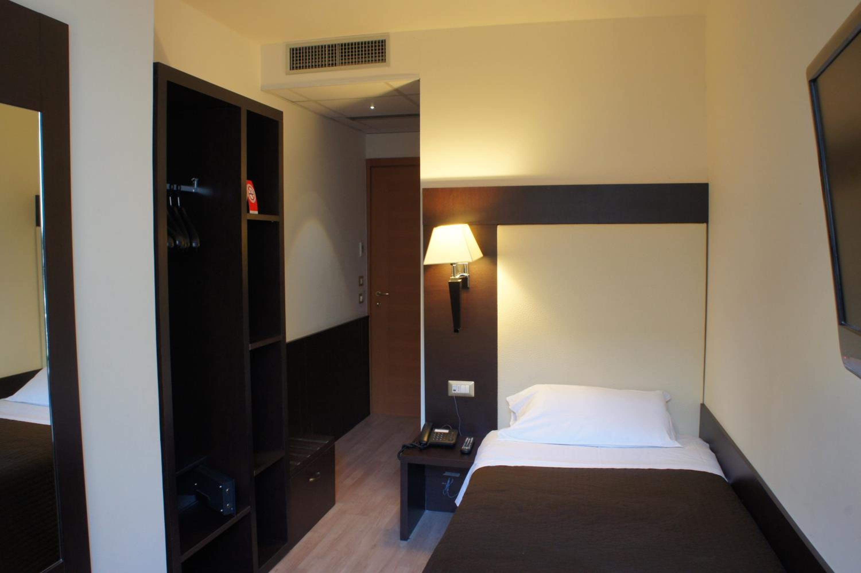 Single Room photo 3