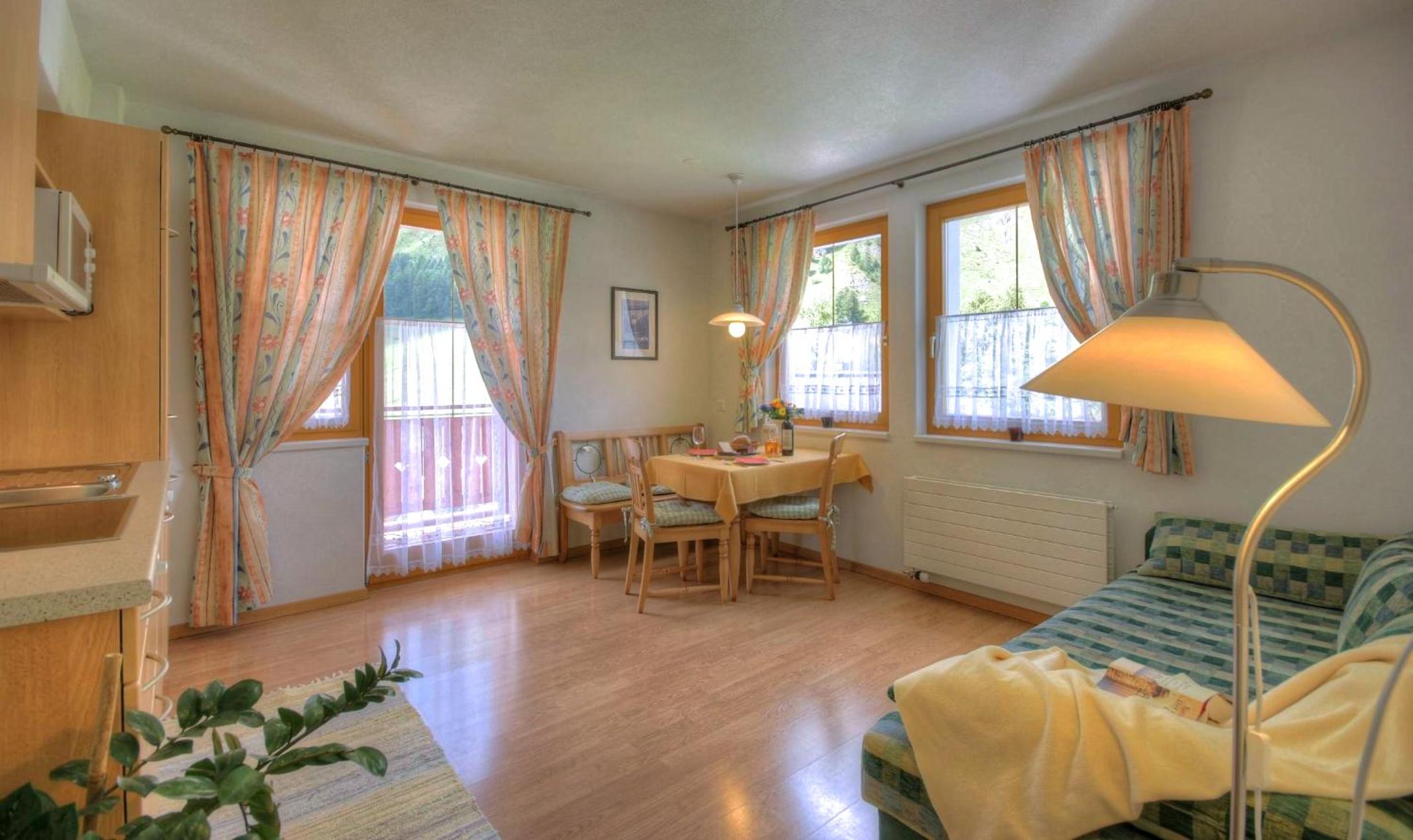 family apartment with 1 bedroom photo 2