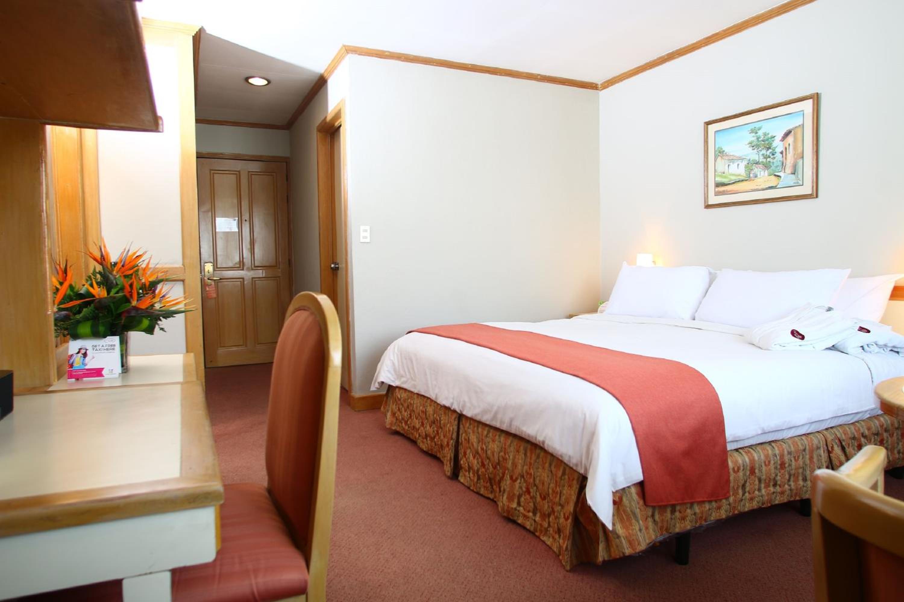 King Room - Non-Smoking - Photo 8