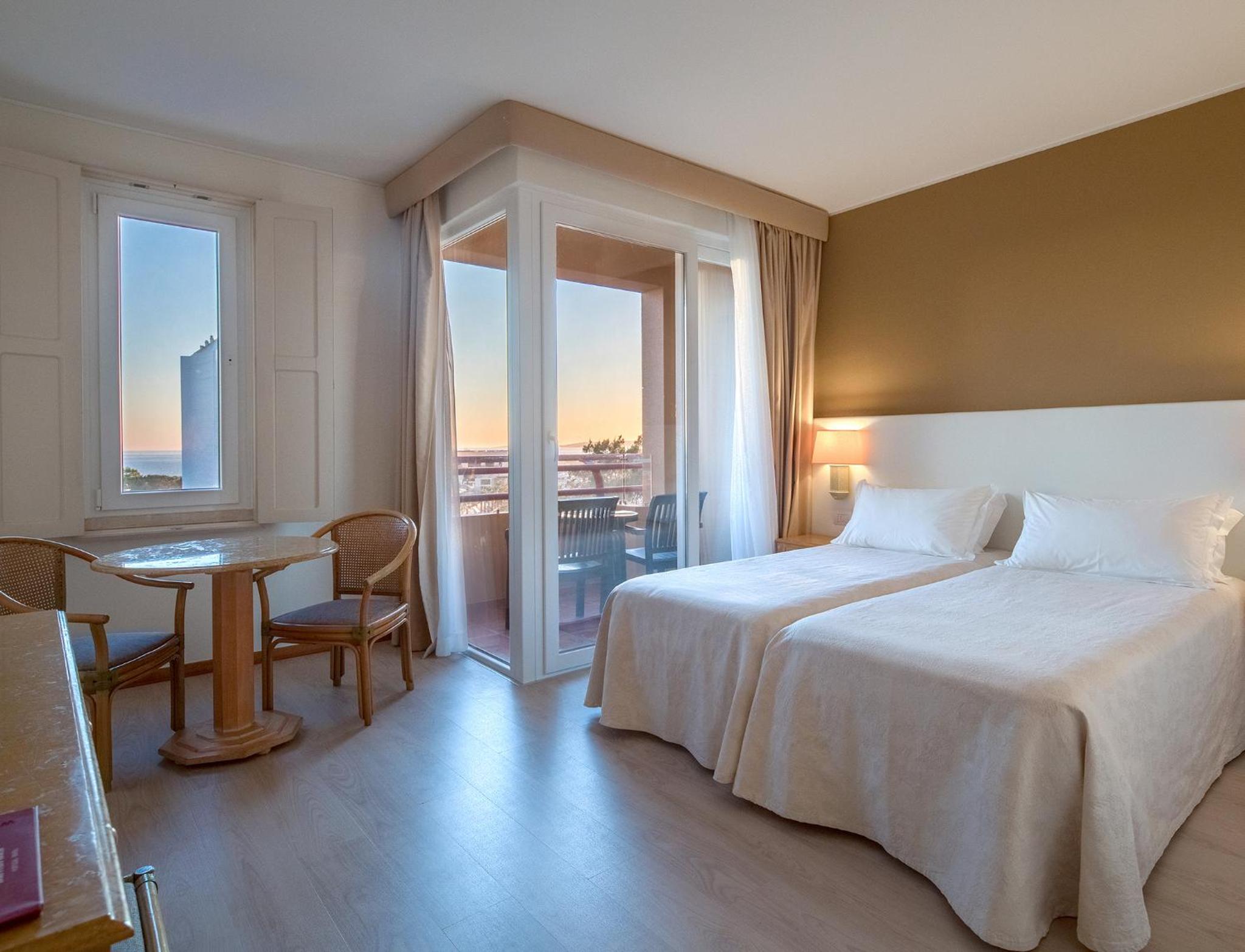 Klassisches Doppel- oder Zweibettzimmer mit Meerblick
