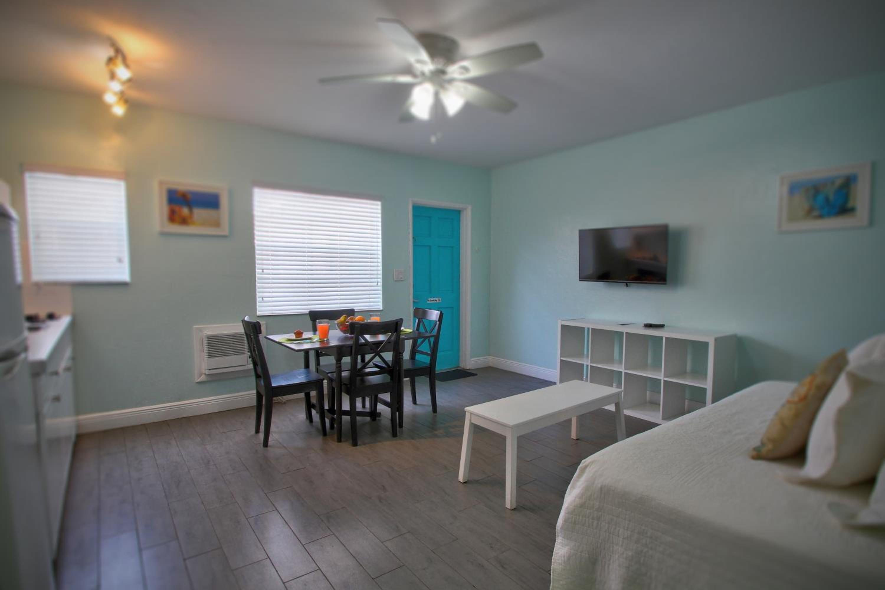 One-Bedroom Suite - Photo 3