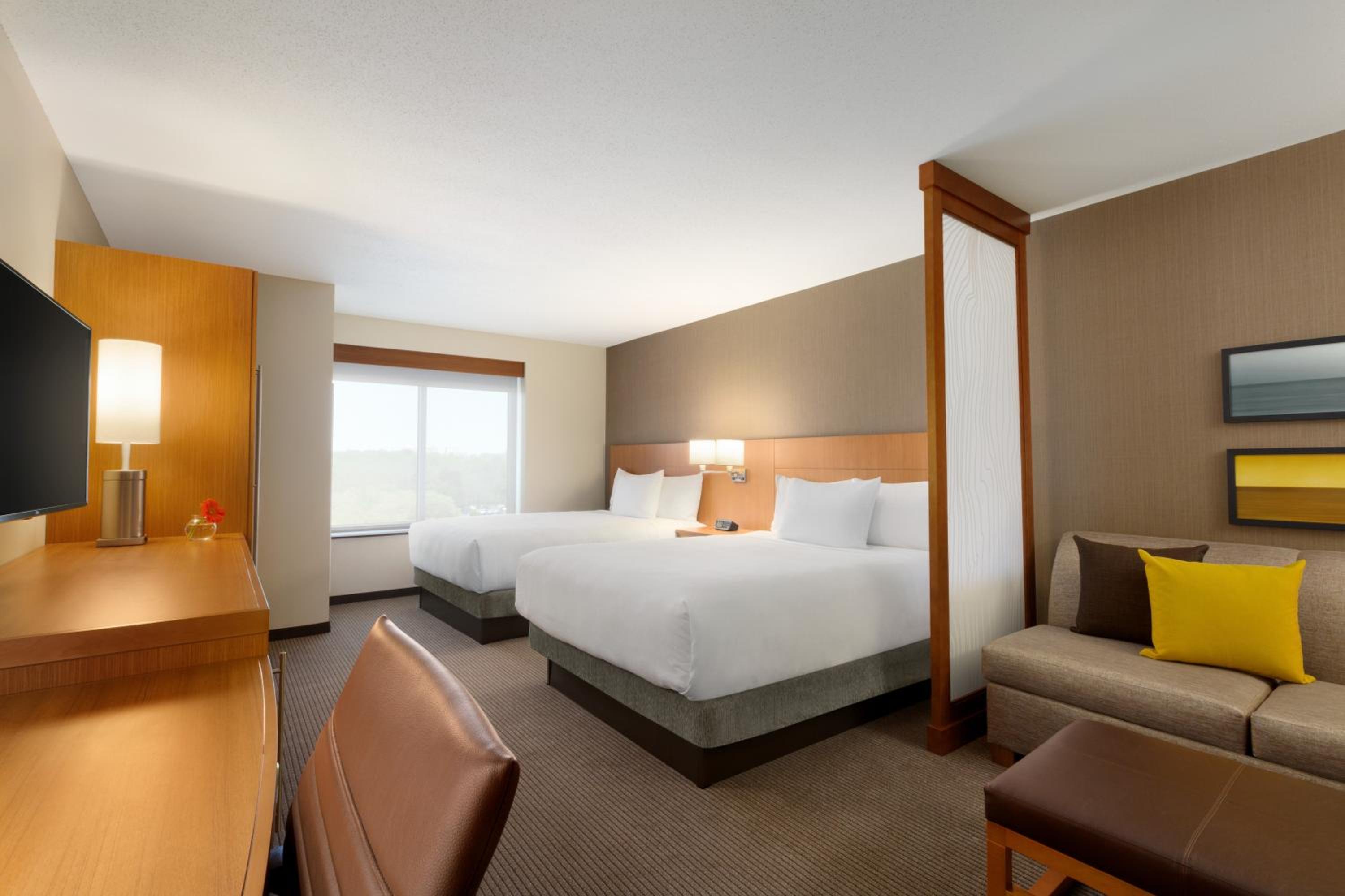 Queen Room with Two Queen Beds and Sofa Bed - High Floor photo 3