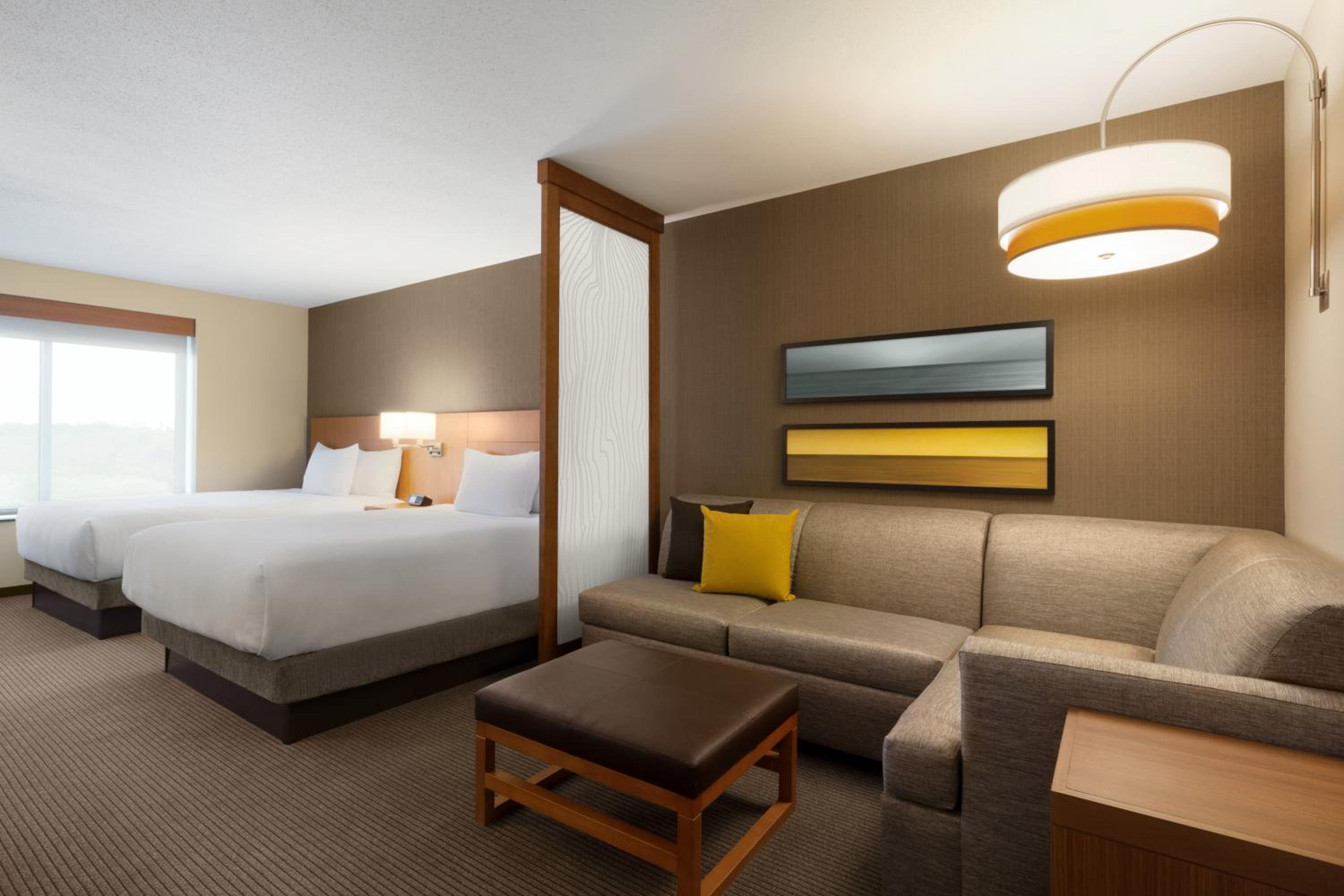 Queen Room with Two Queen Beds and Sofa Bed - High Floor photo 2