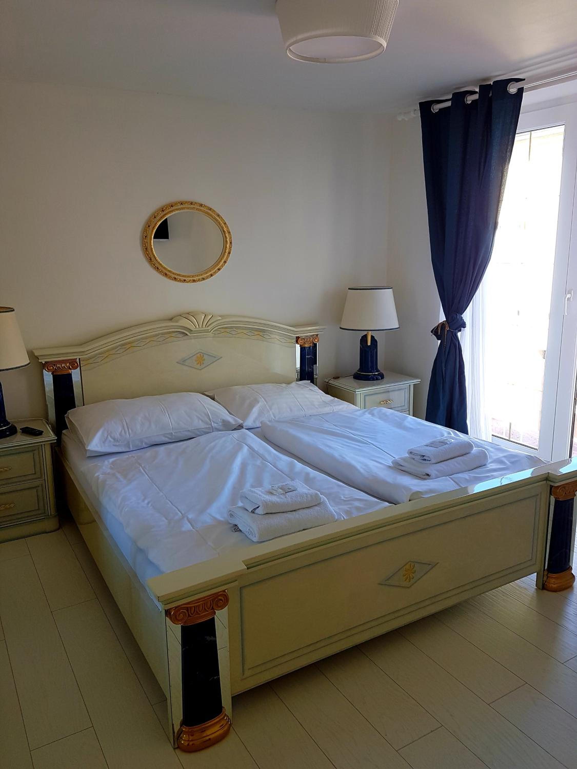 Suite - Photo 1