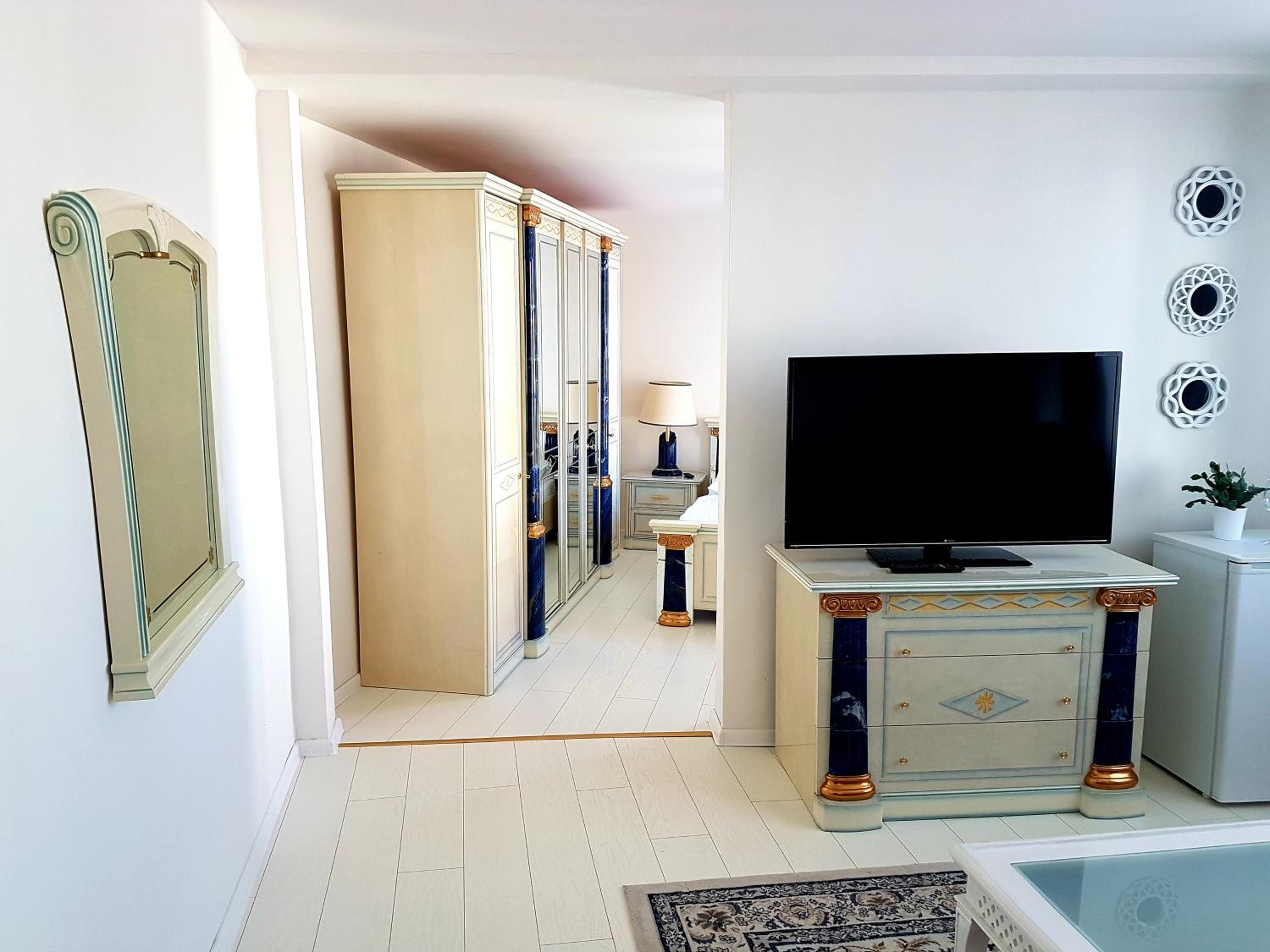 Suite - Photo 11
