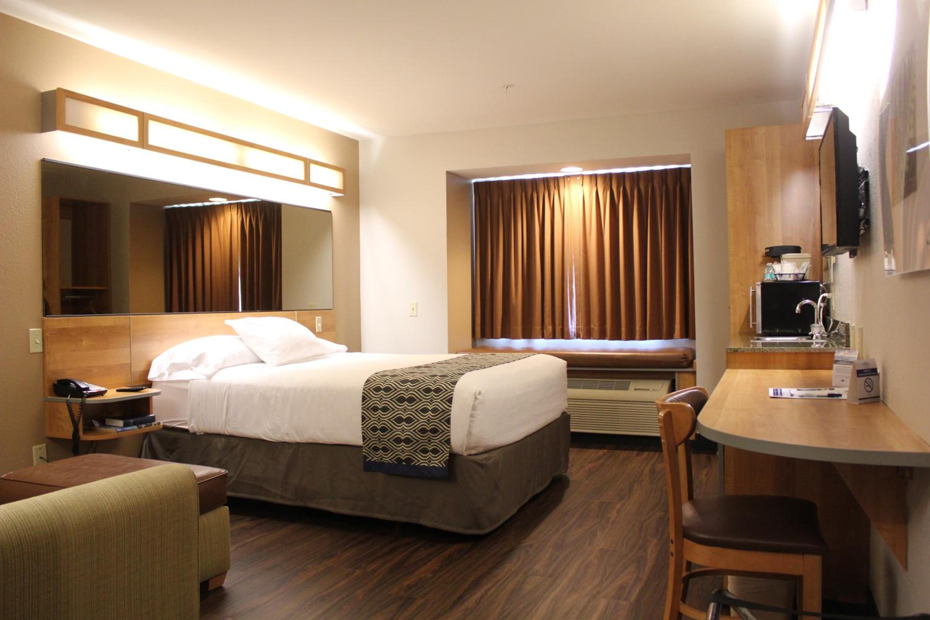 Accessible Studio Suite with 1 Queen Bed, Non-Smoking - Photo 2