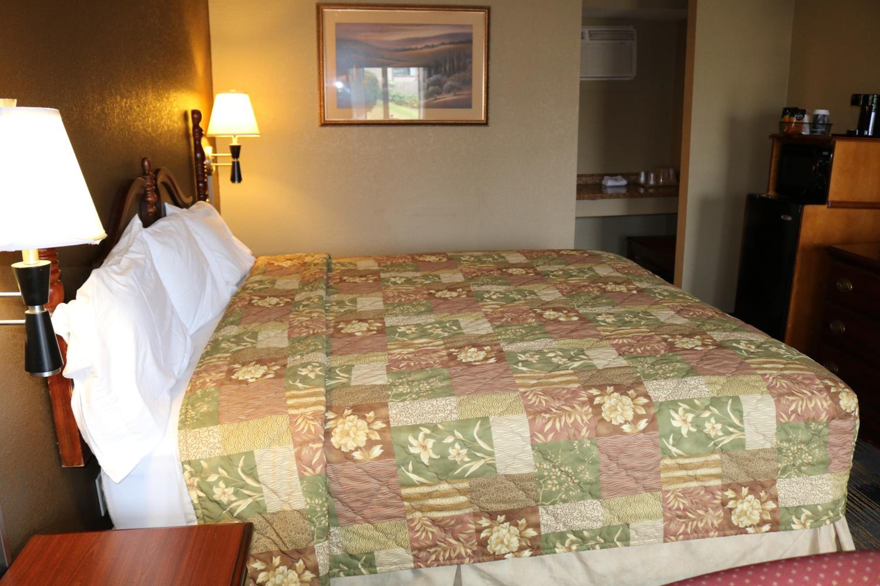 King Room - Non-Smoking - Photo 12