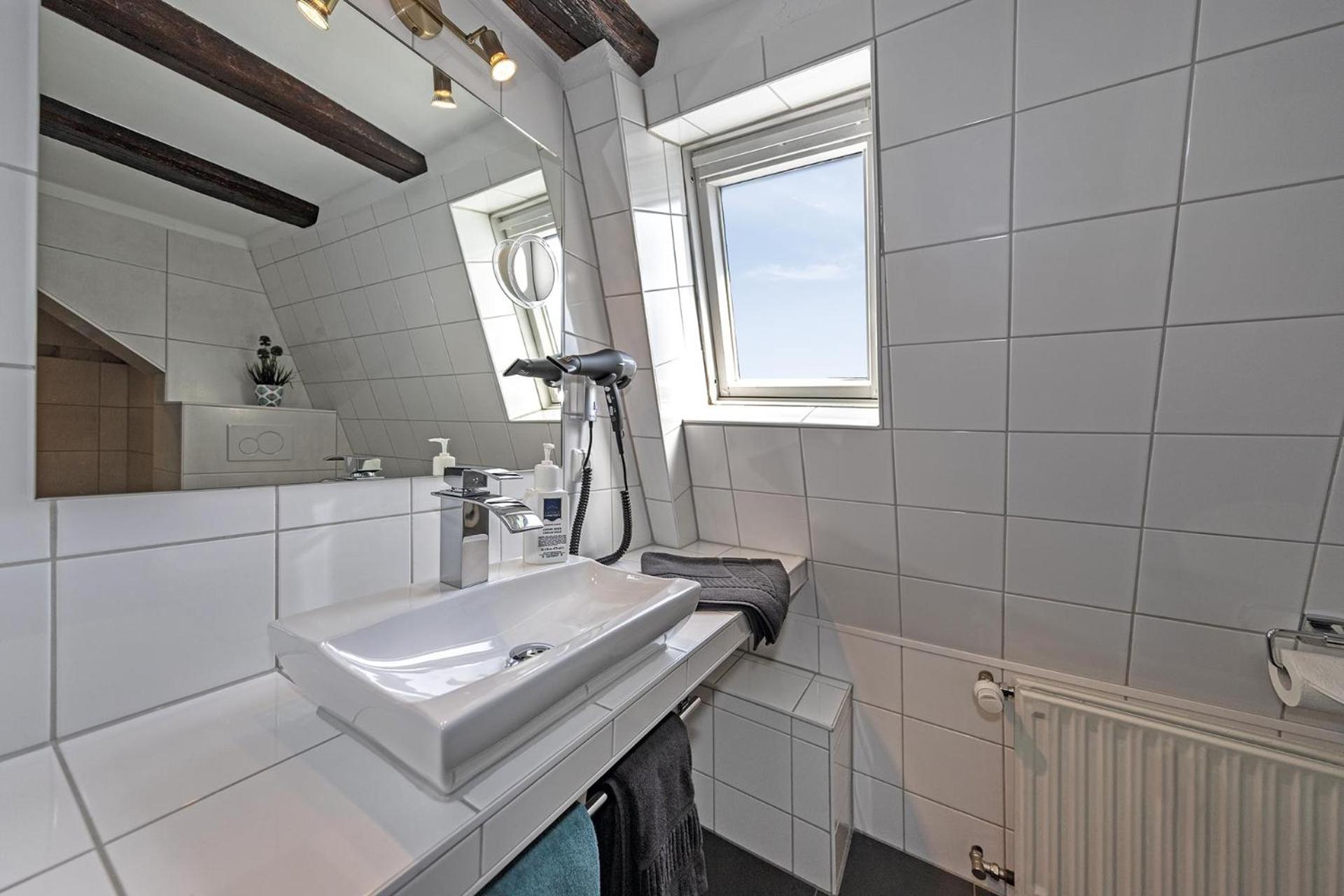 Double Room with Balcony - Photo 10