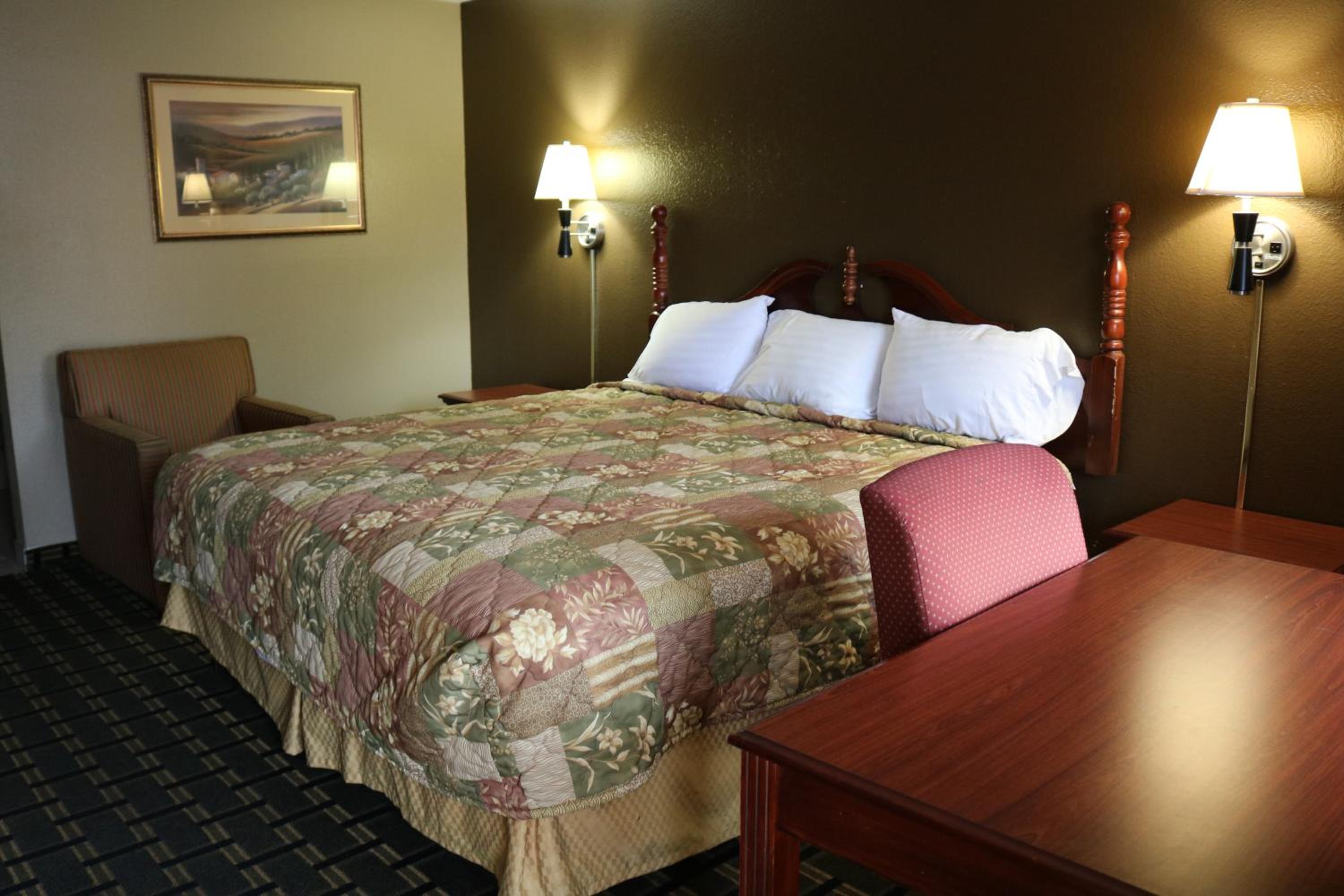King Room - Non-Smoking - Photo 4