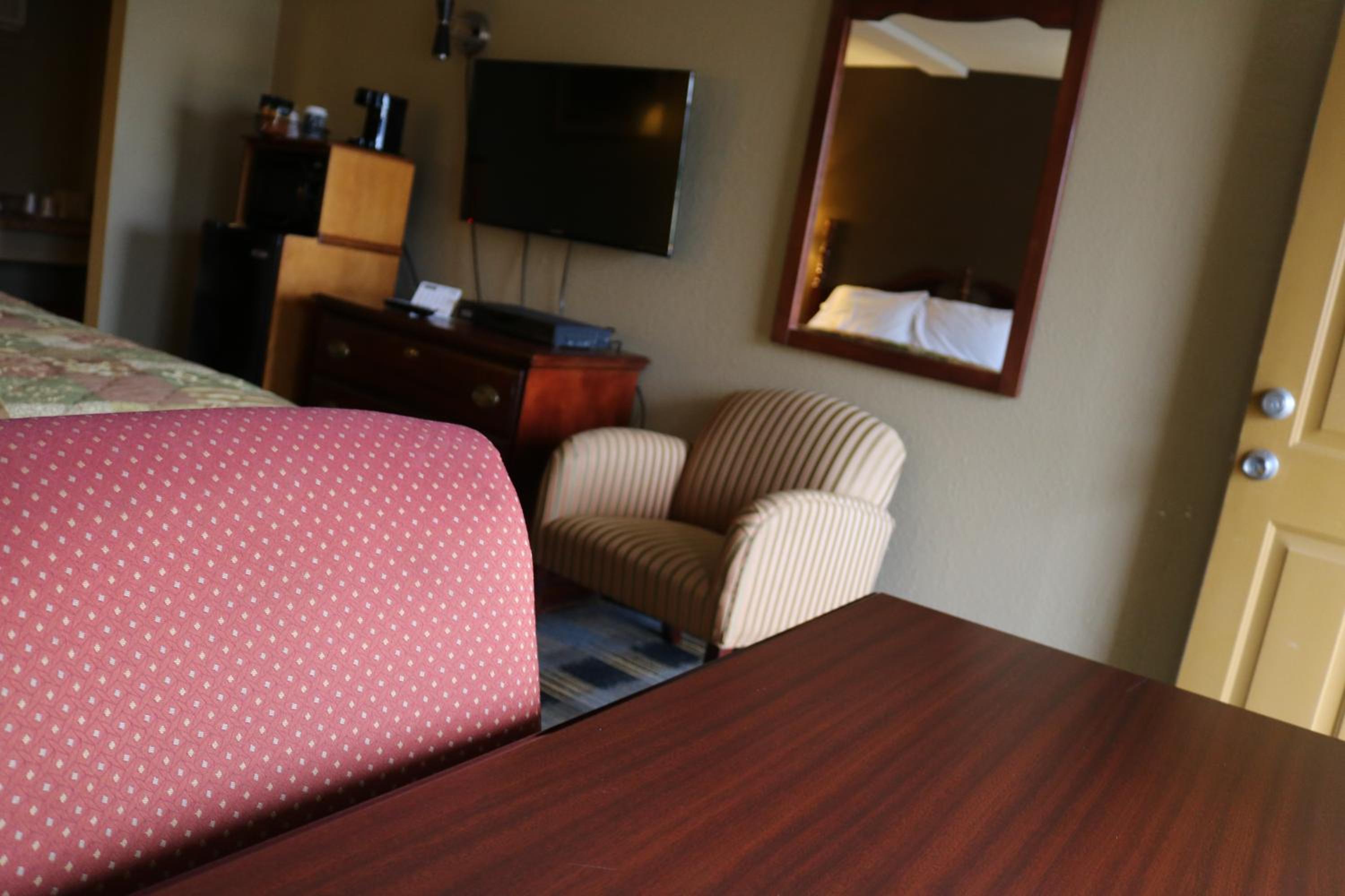 King Room - Non-Smoking - Photo 5