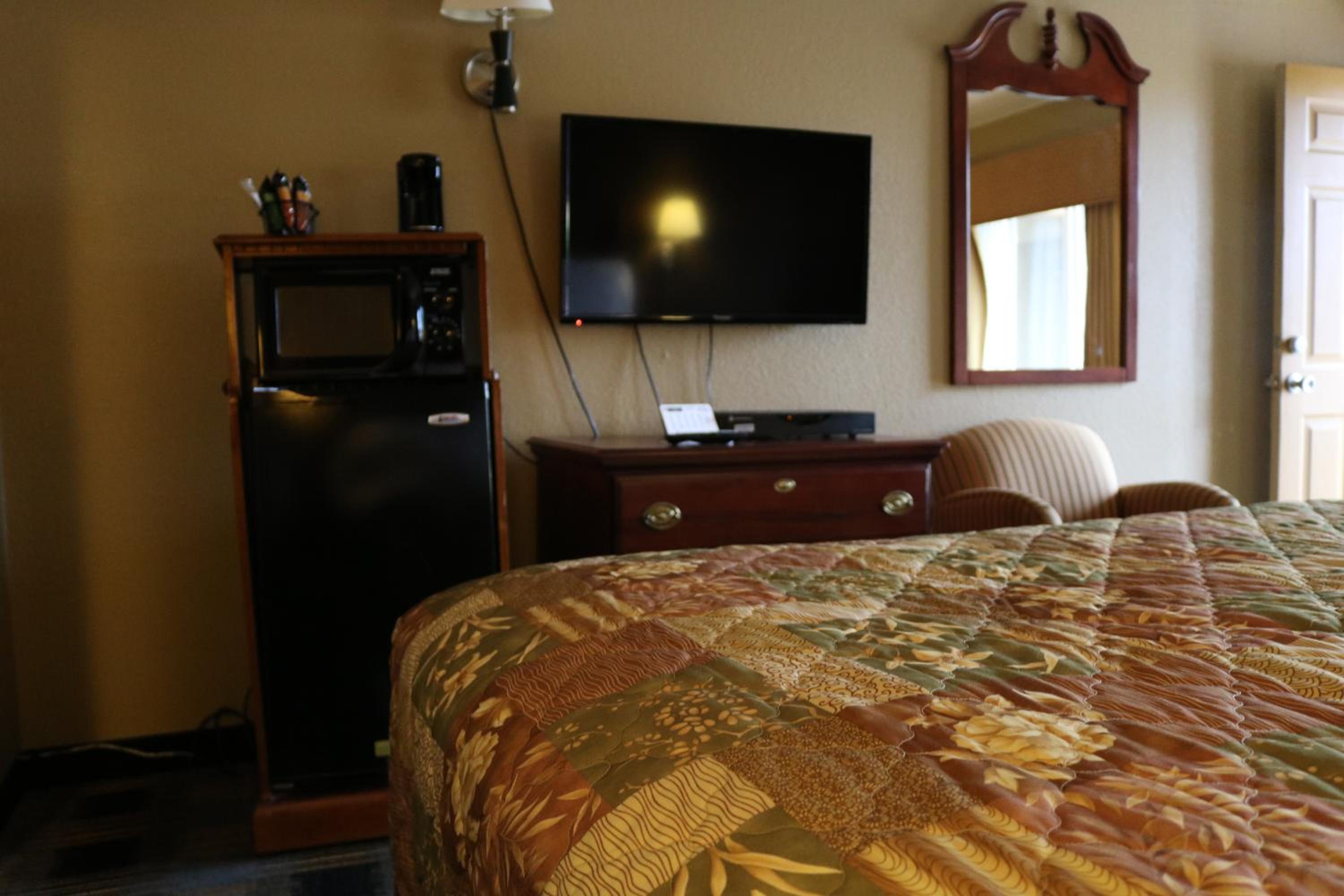 King Room - Non-Smoking - Photo 7