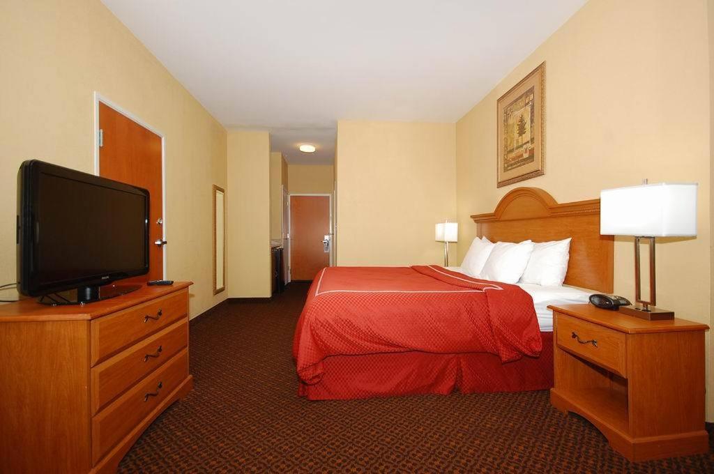 Queen Suite with Two Queen Beds - Non-Smoking - Photo 3