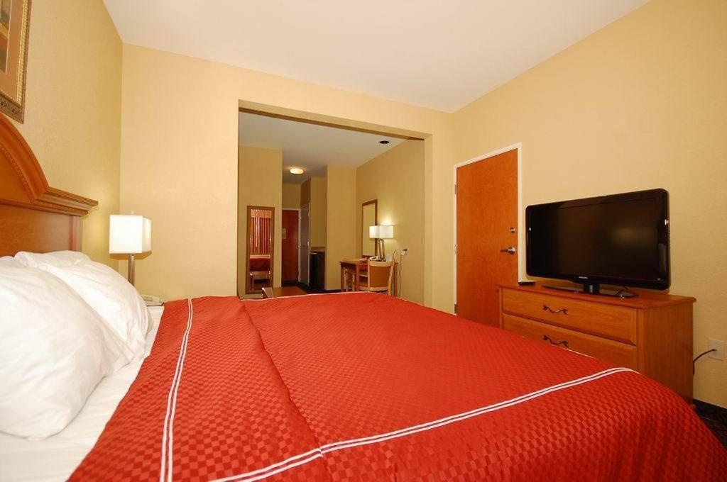 Queen Suite with Two Queen Beds - Non-Smoking - Photo 2