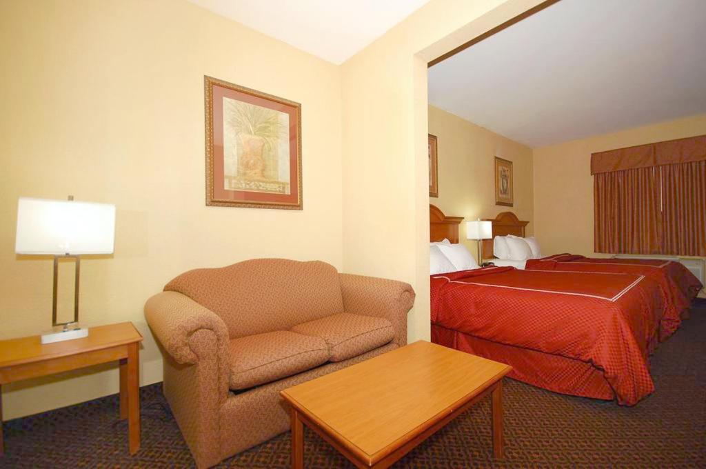 Queen Suite with Two Queen Beds - Non-Smoking - Photo 4