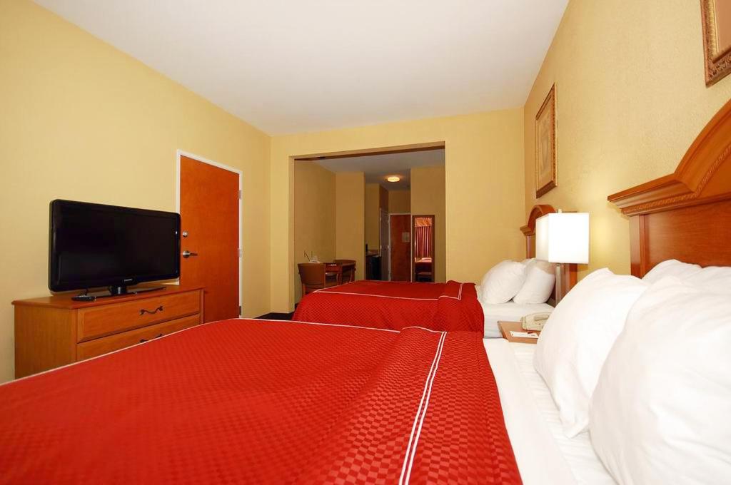 Queen Suite with Two Queen Beds - Non-Smoking - Photo 1