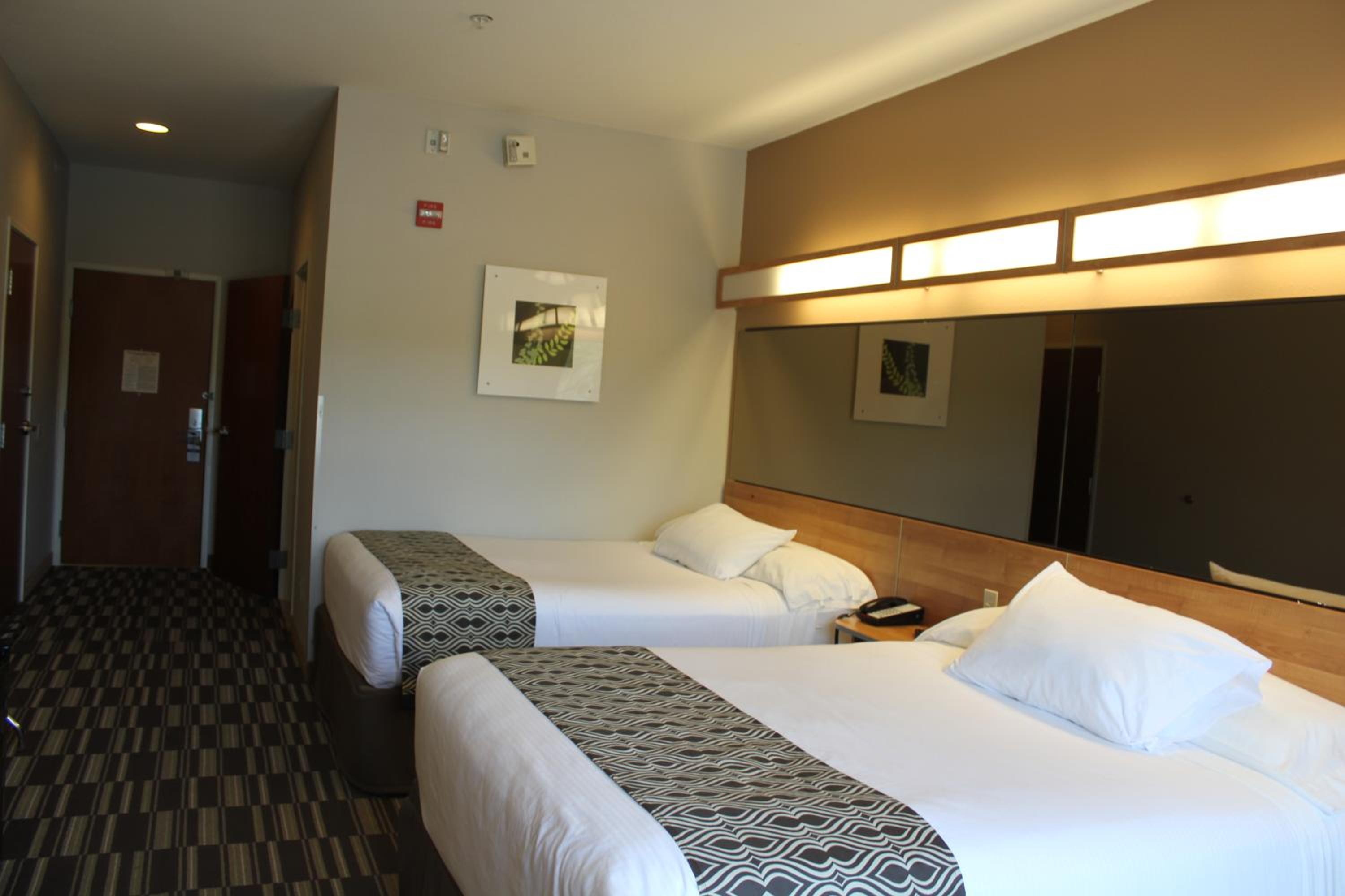 Queen Room with Two Queen Beds - Disability Access/Non-Smoking - Photo 2