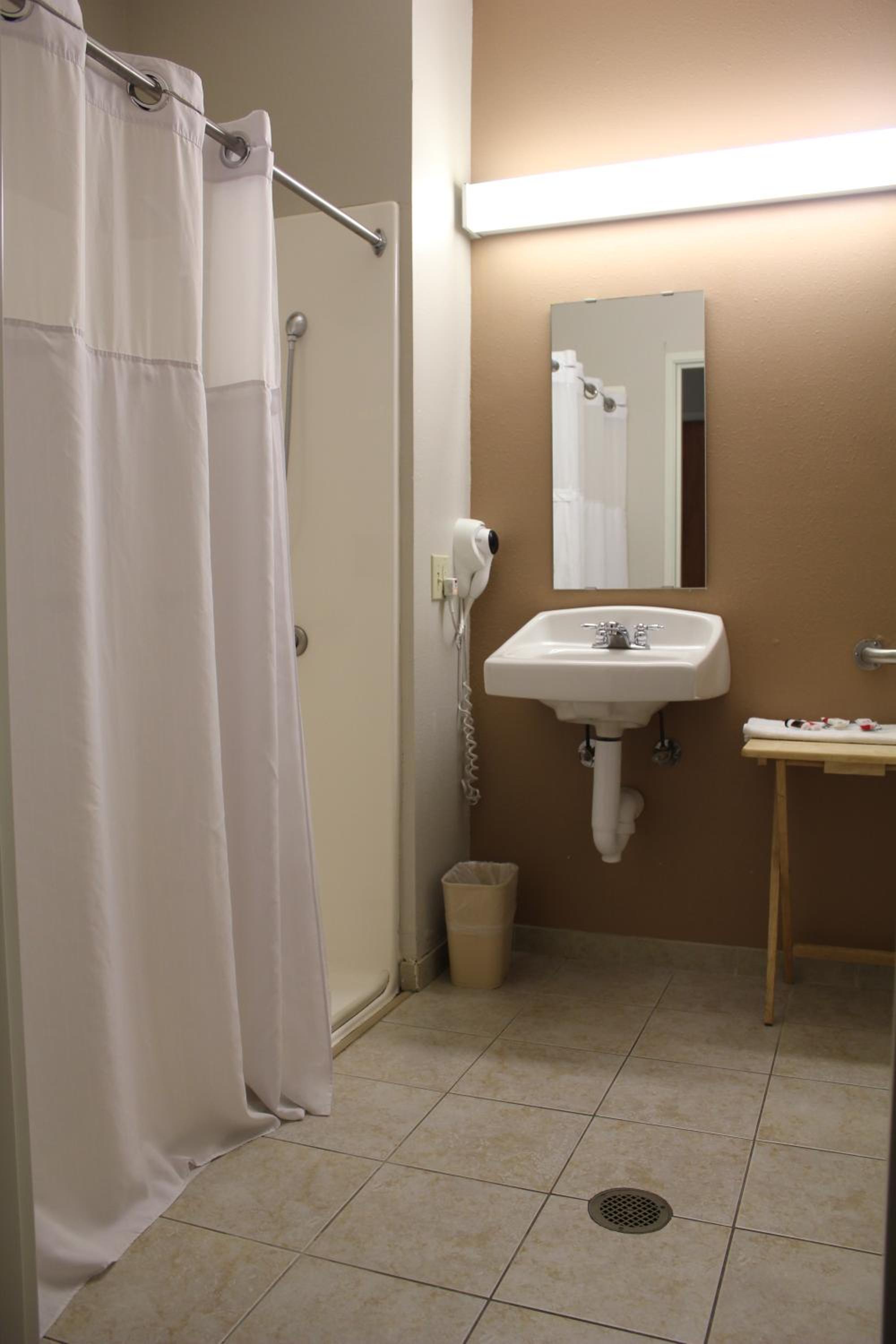 Queen Room - Disability Access/Non-Smoking photo 3