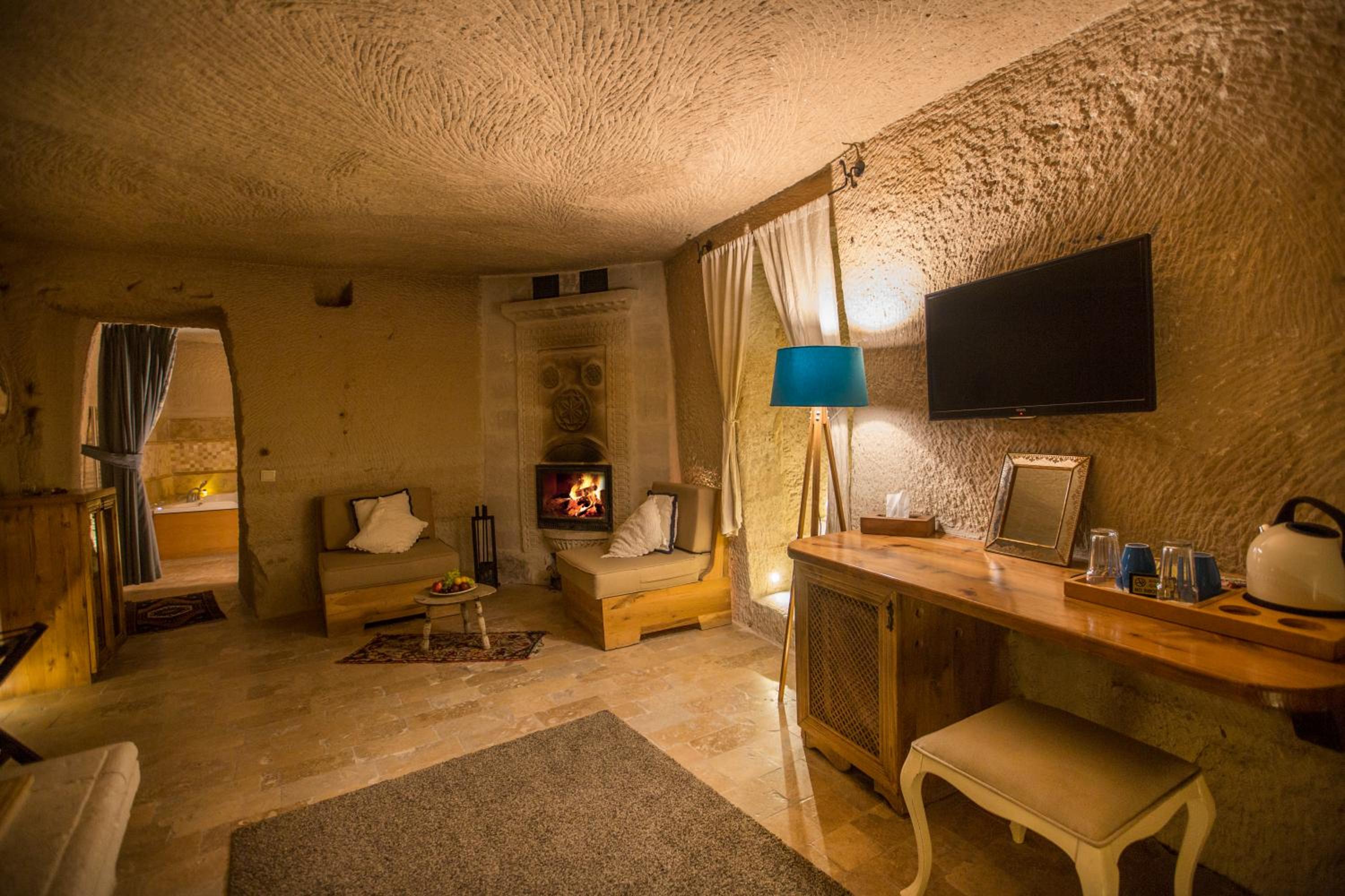 King Room with Balcony - Photo 3