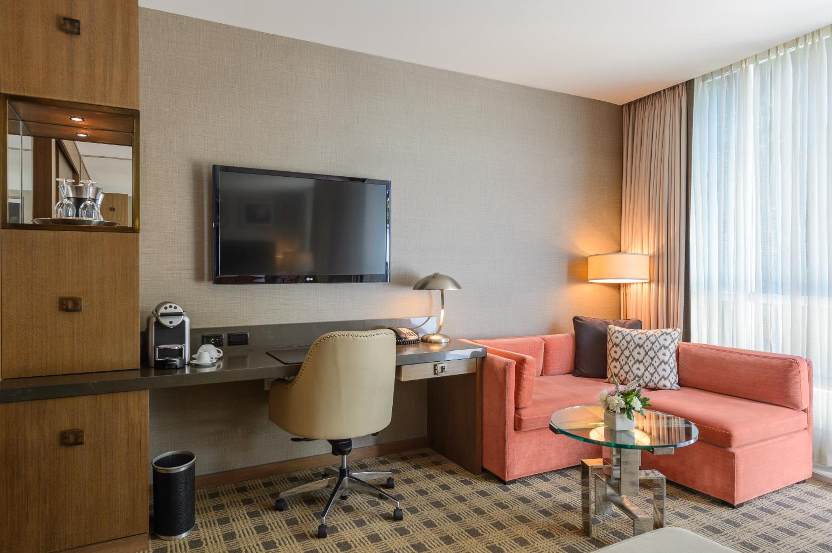 Luxury King Room thumbnail 5