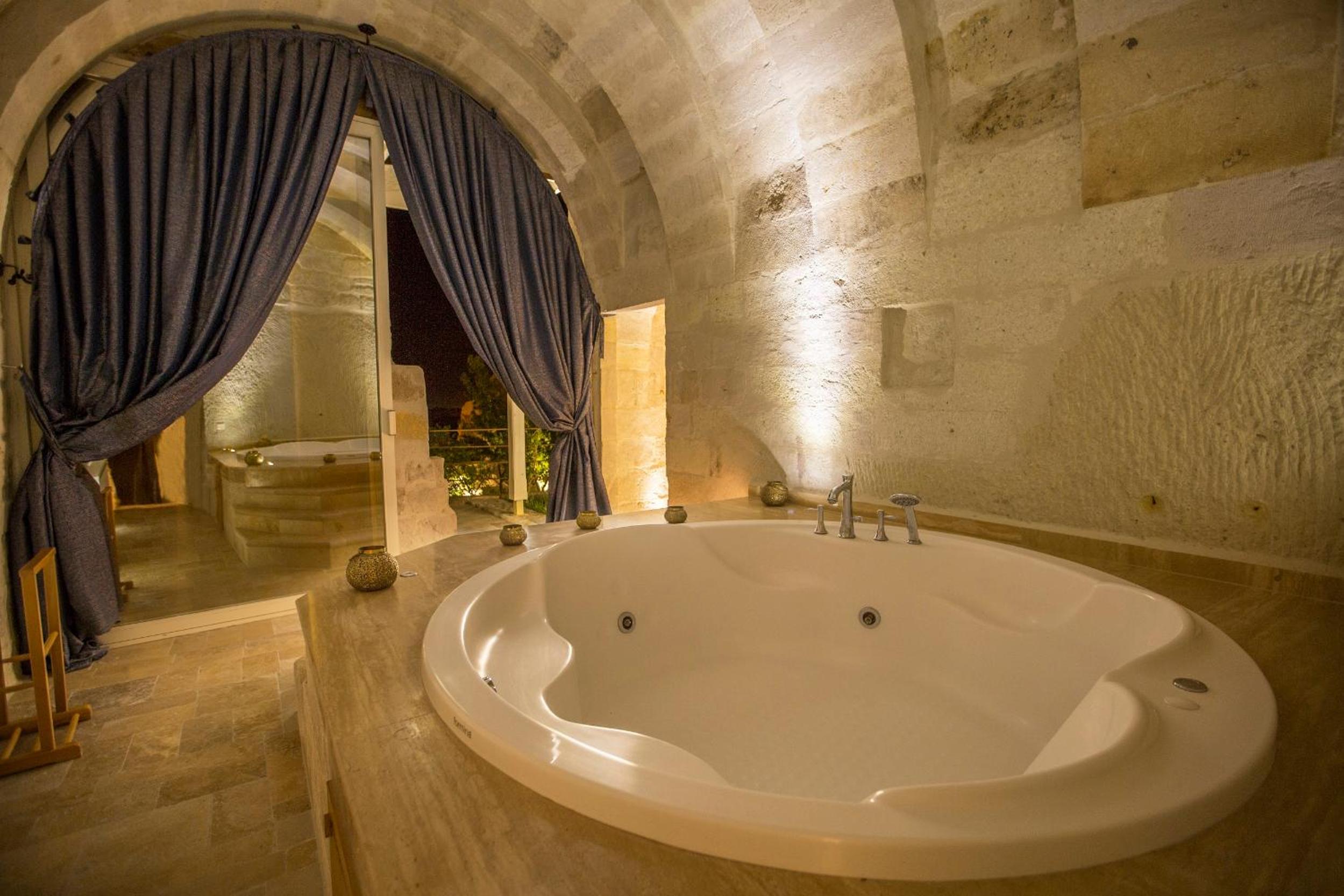 Premium Honeymoon Cave Suite - Photo 3