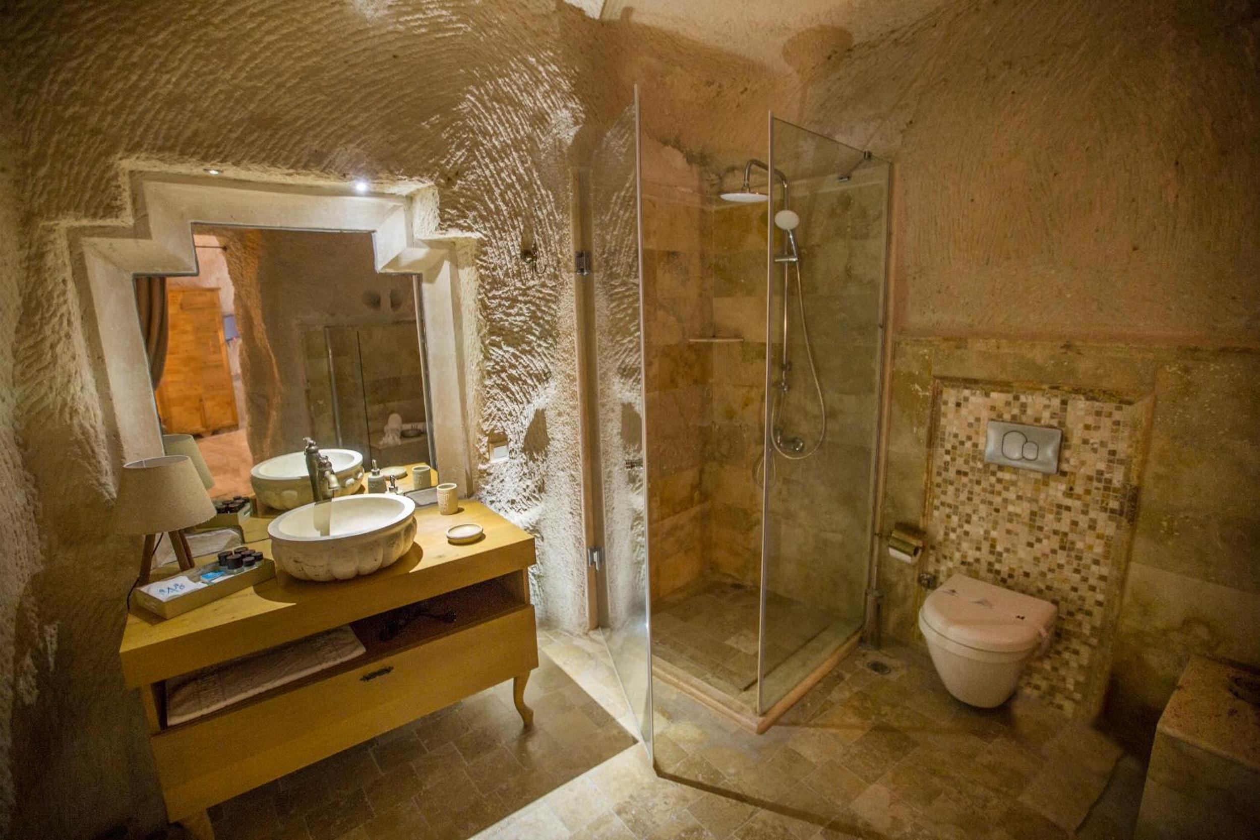 Cave Suite - Photo 8