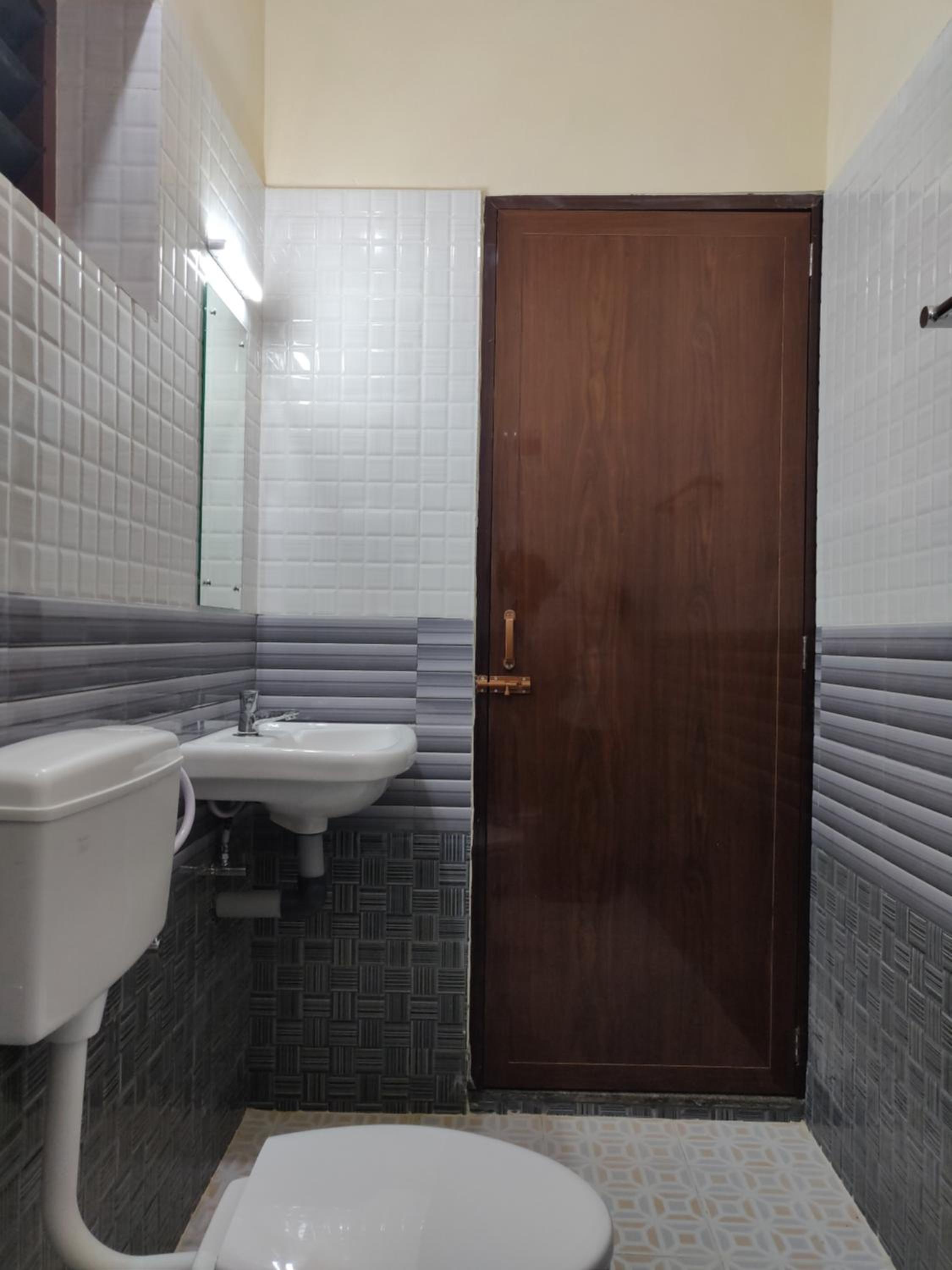 Standard Double Room with Fan - Photo 13