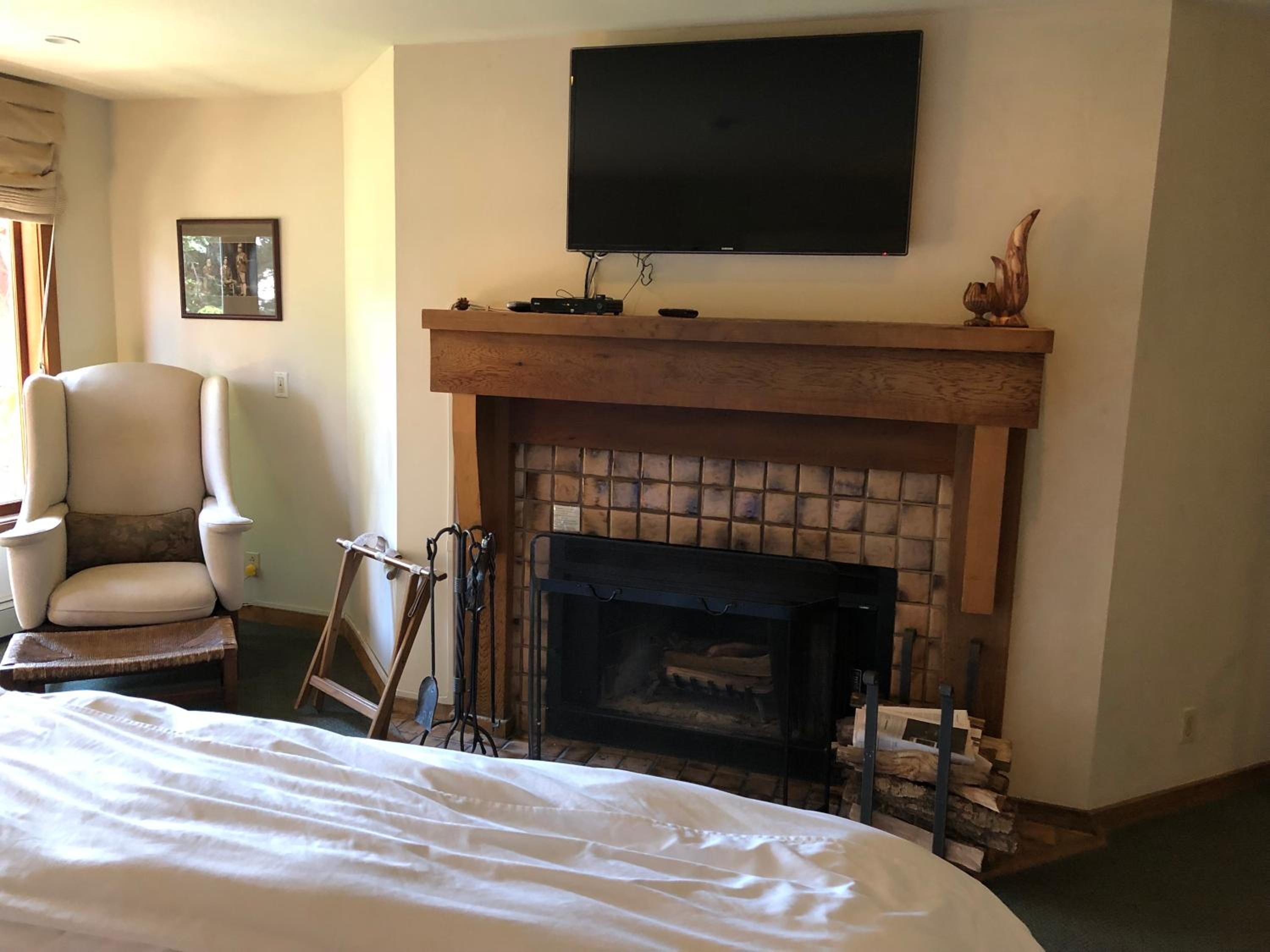 King Room with Forest View and Fireplace photo 2