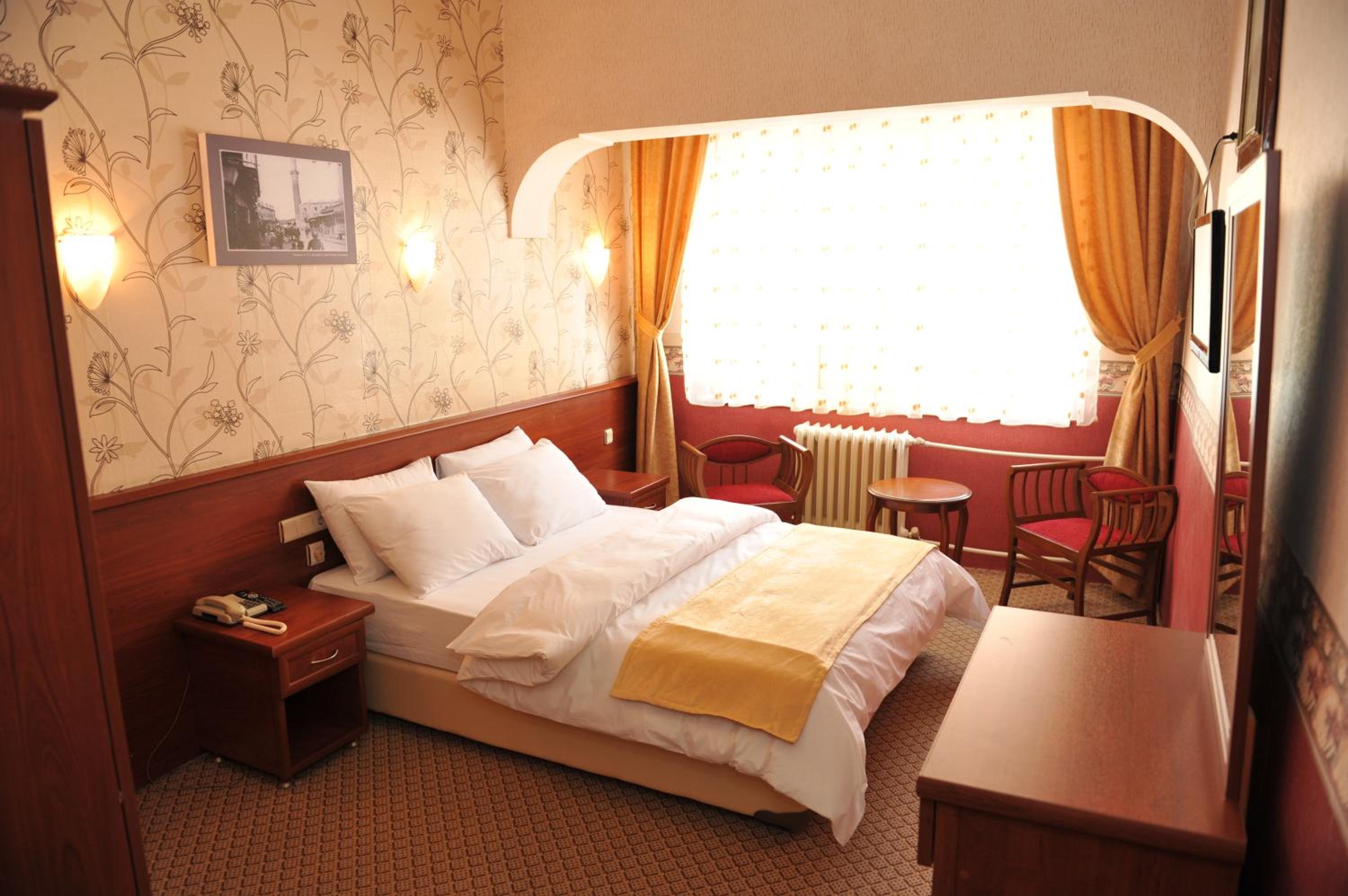 Standard Double or Twin Room - Photo 9