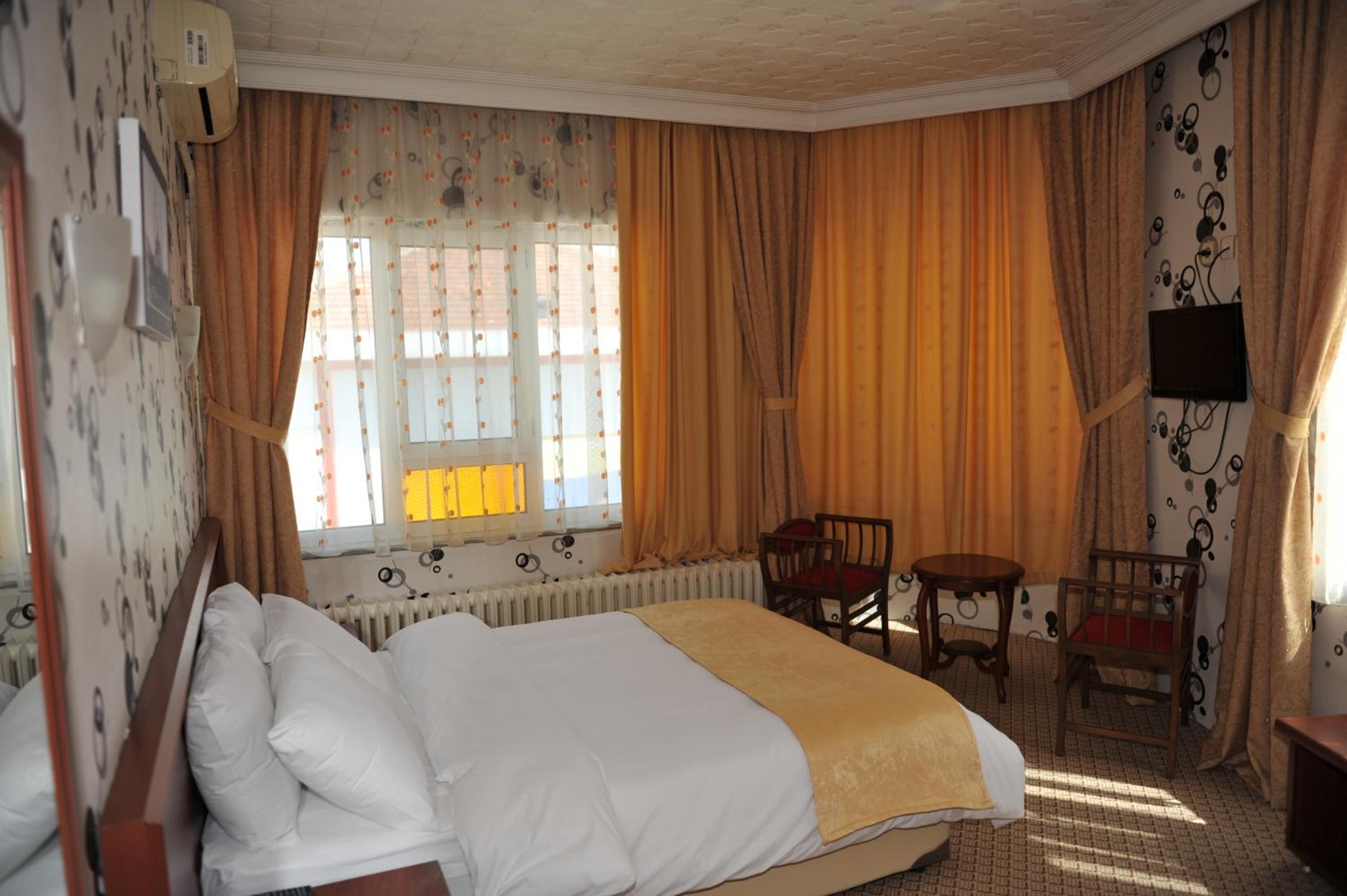Standard Double or Twin Room - Photo 8