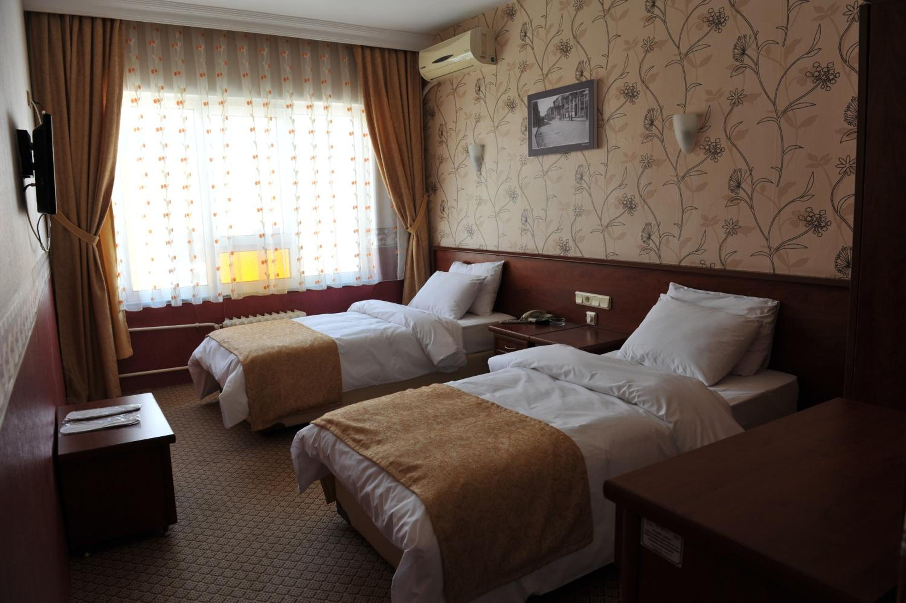 Standard Double or Twin Room - Photo 7