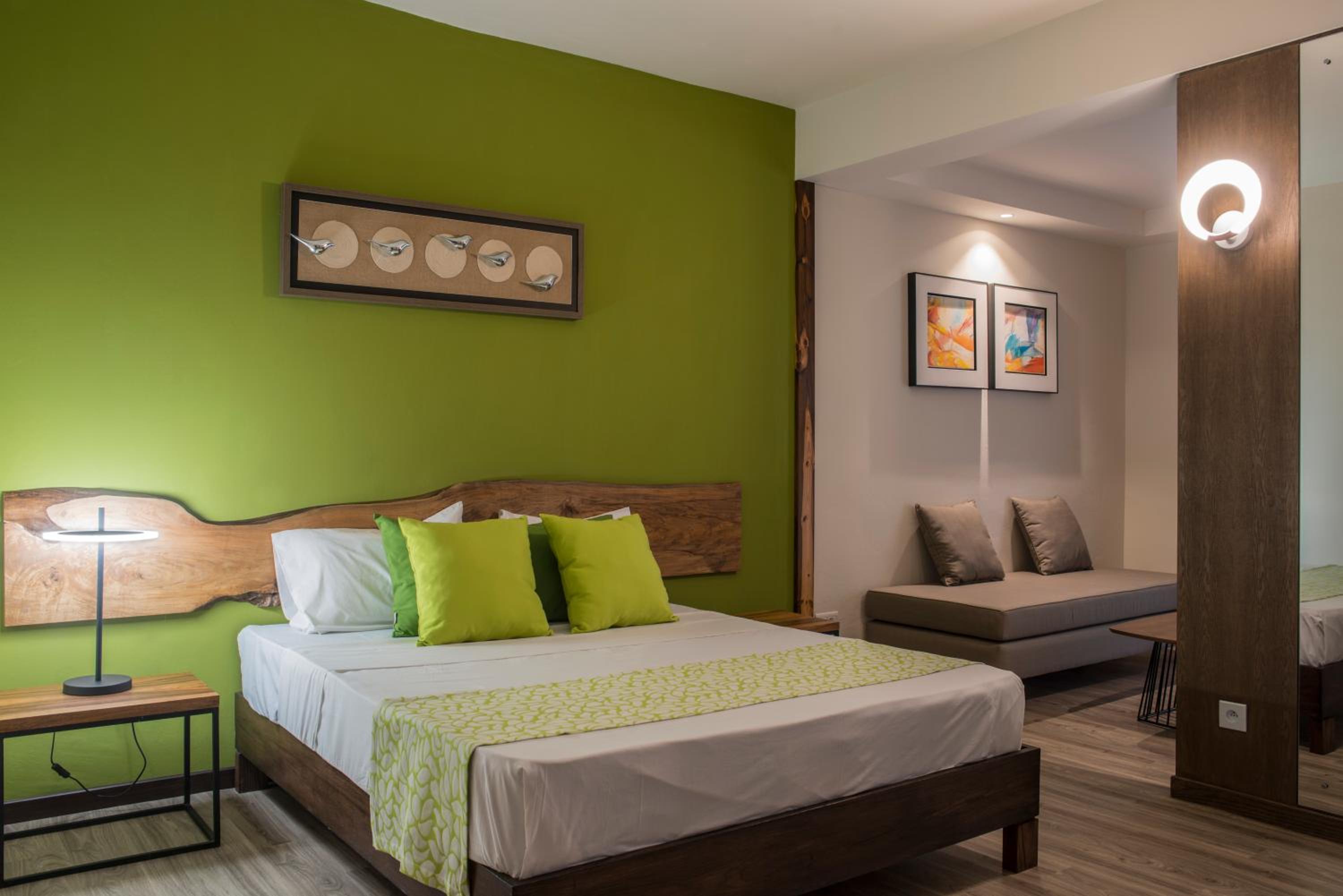 Deluxe Queen Suite