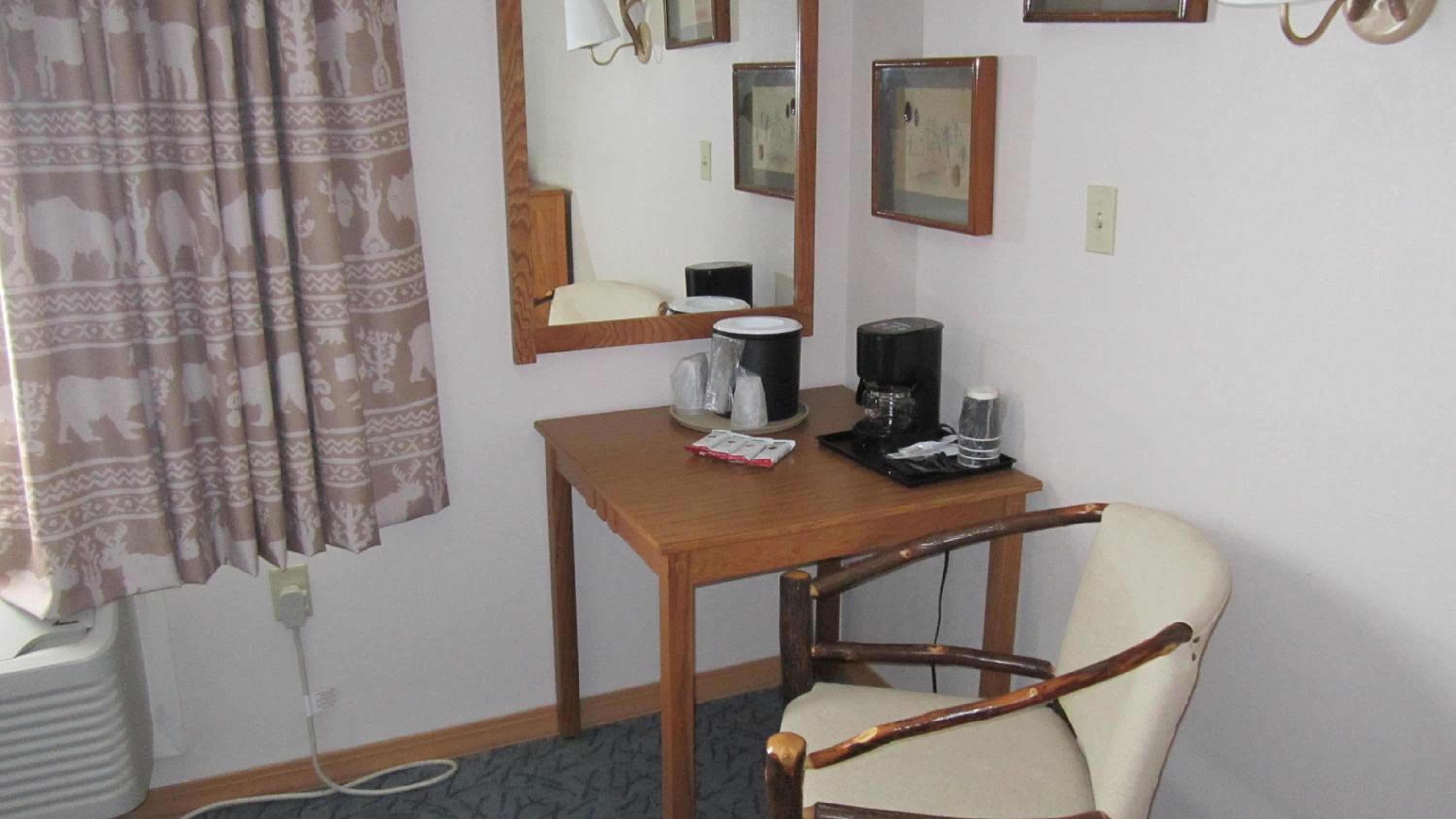 Deluxe Queen Room with Two Queen Beds photo 2