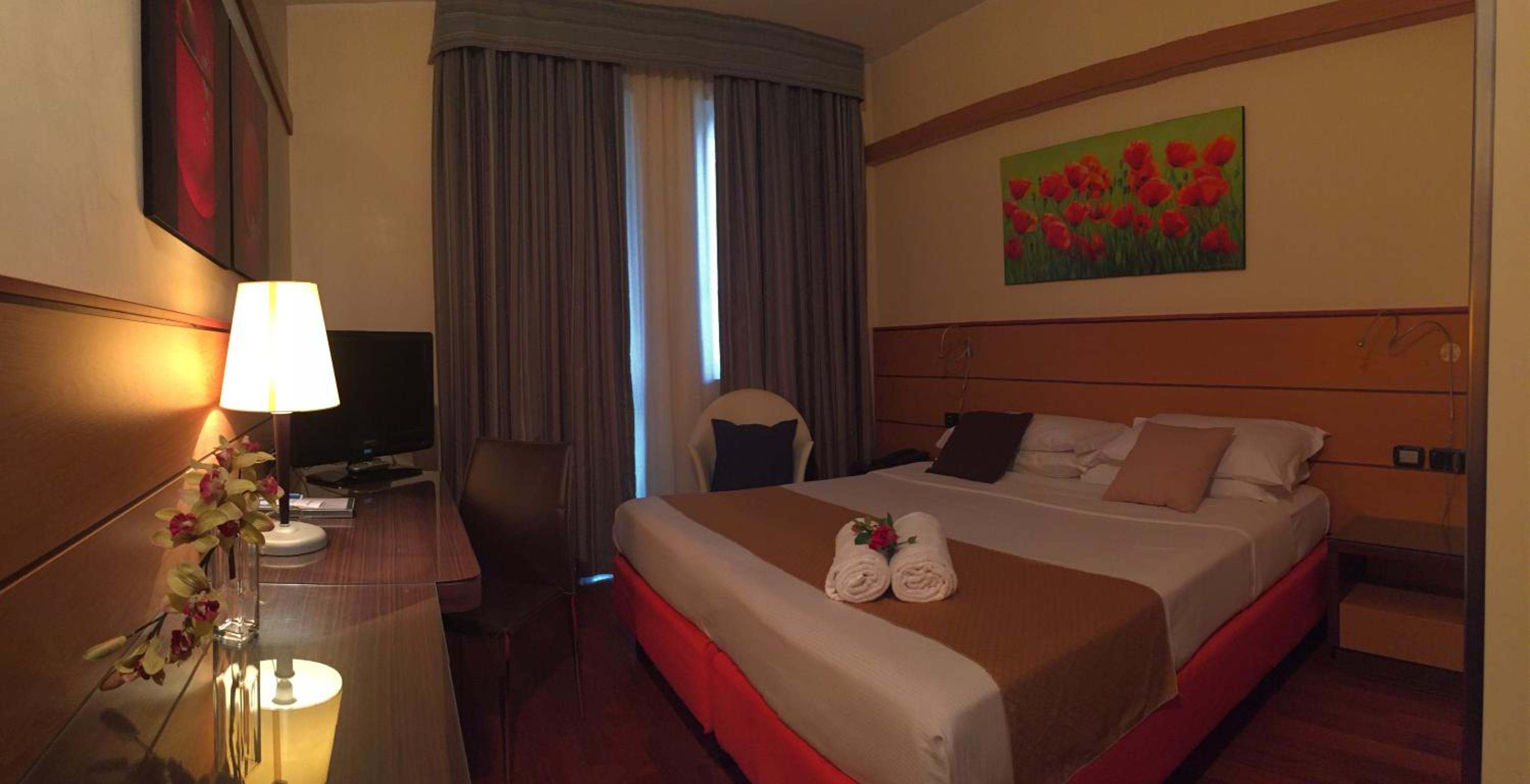 Classic Queen Room - Photo 8