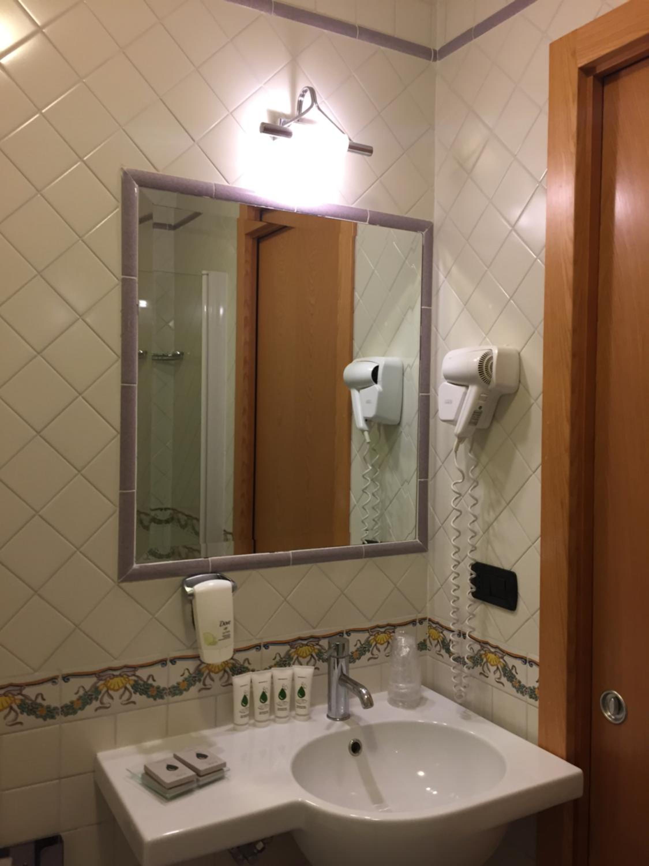 Classic Queen Room - Photo 8