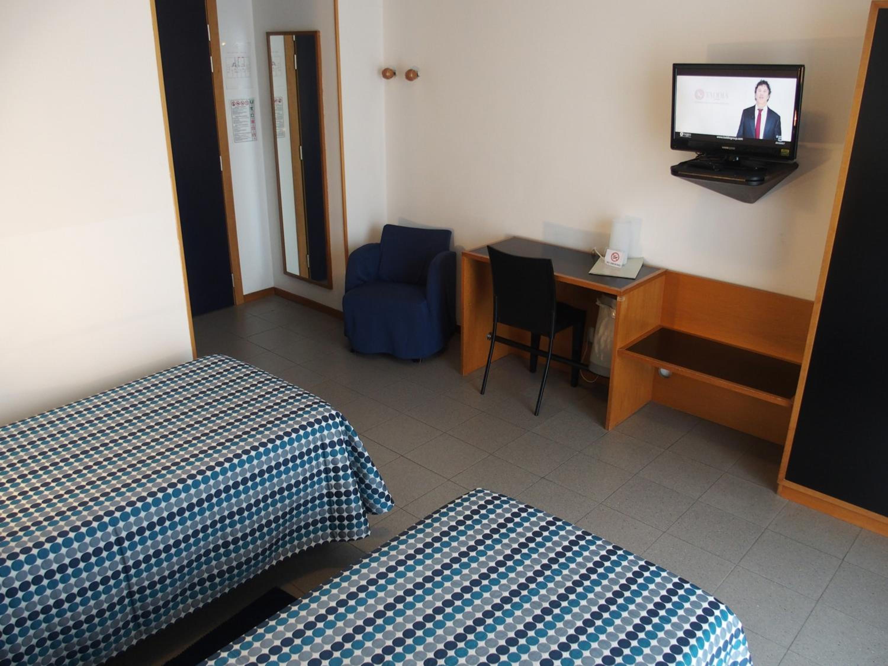 Twin Room - Photo 8