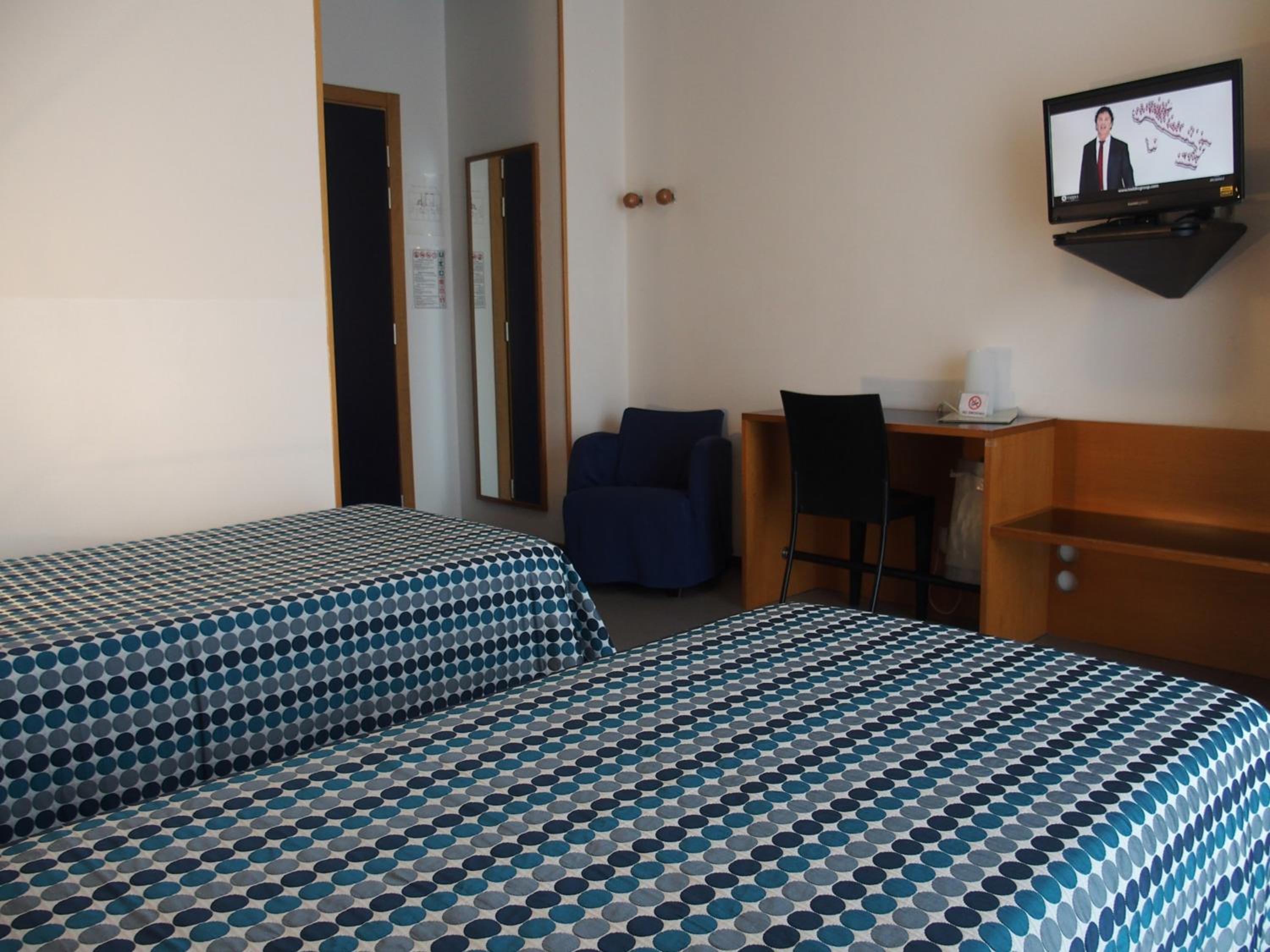Twin Room - Photo 9