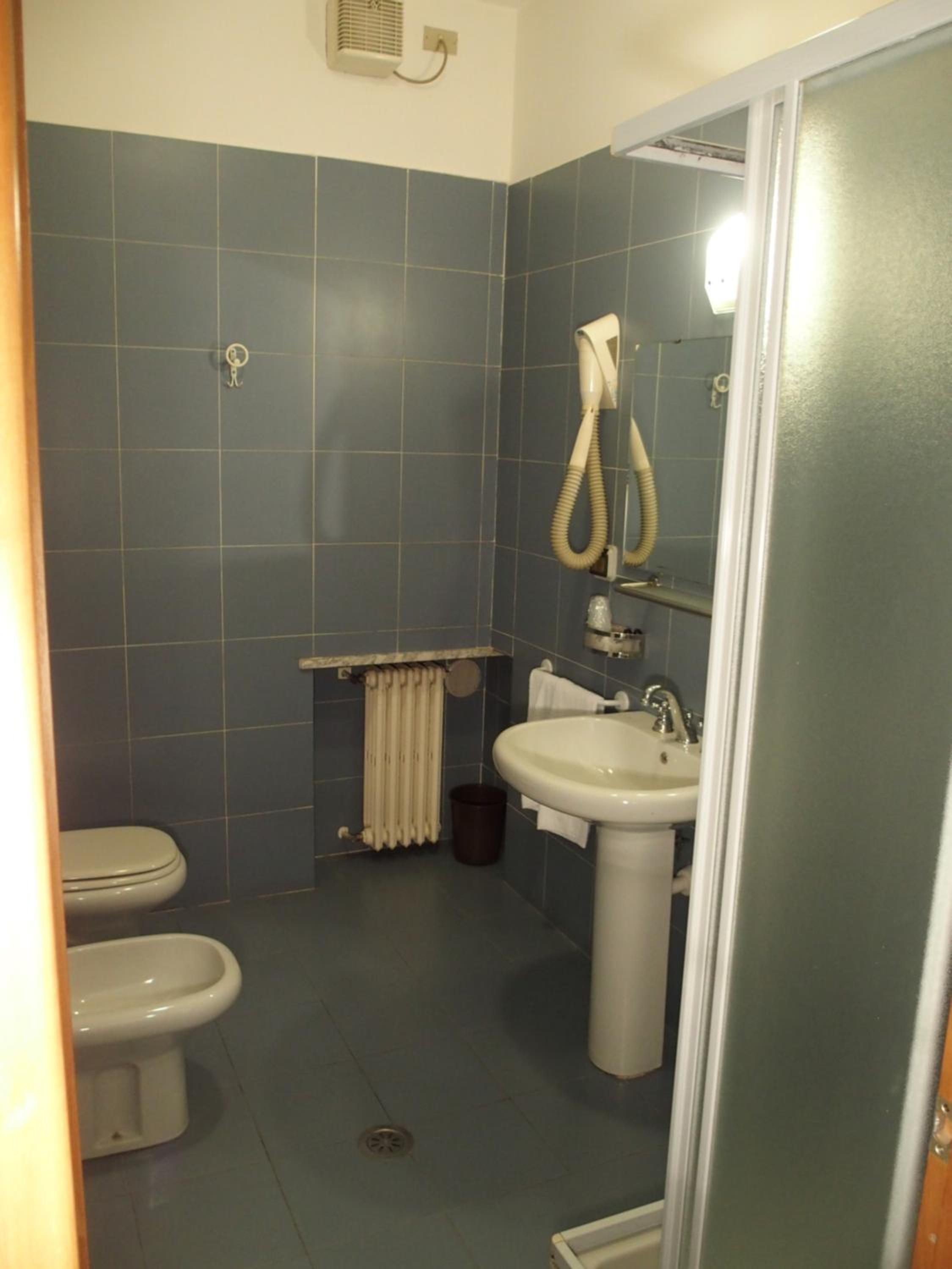 Twin Room - Photo 17
