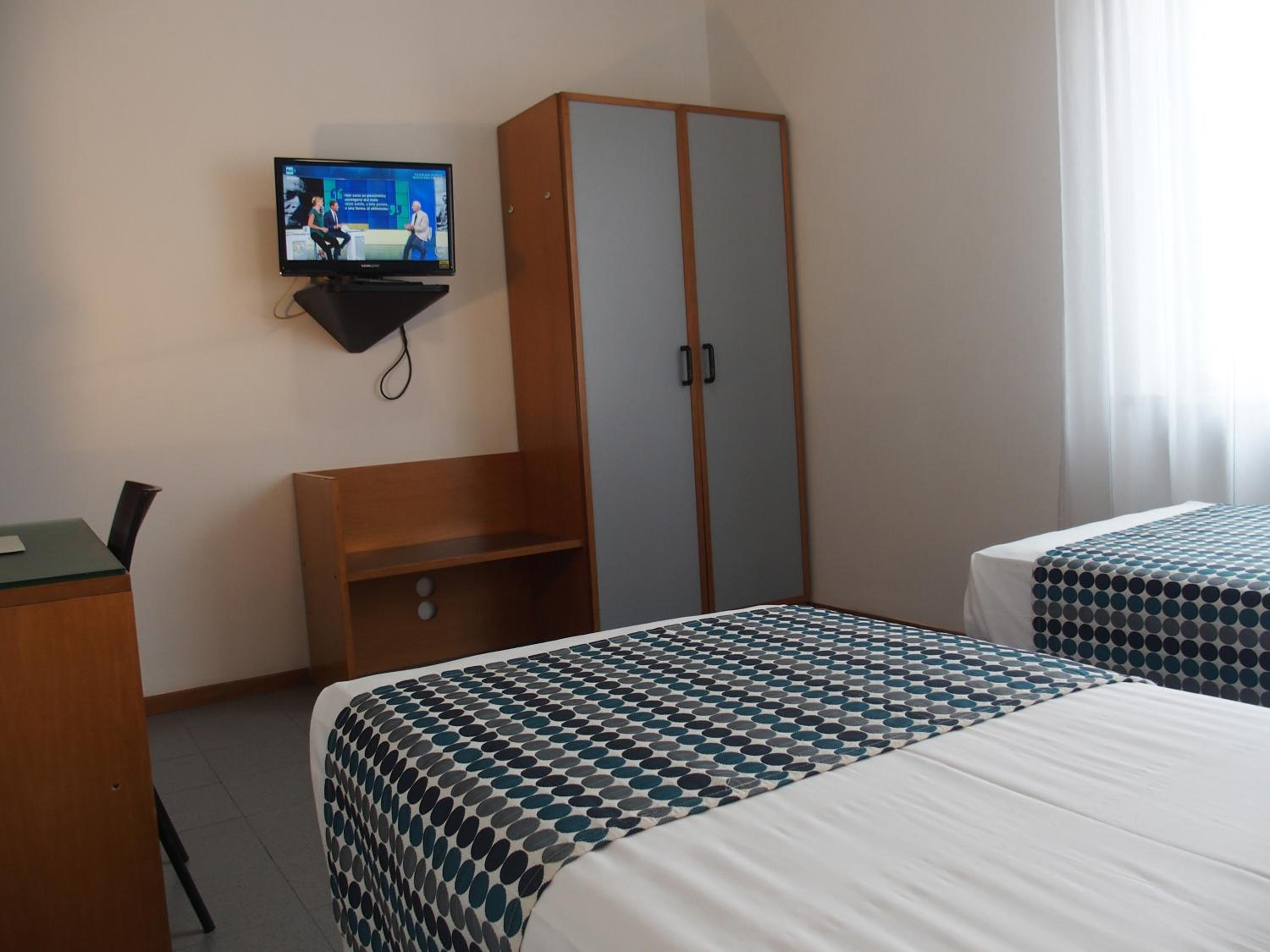 Twin Room - Photo 18