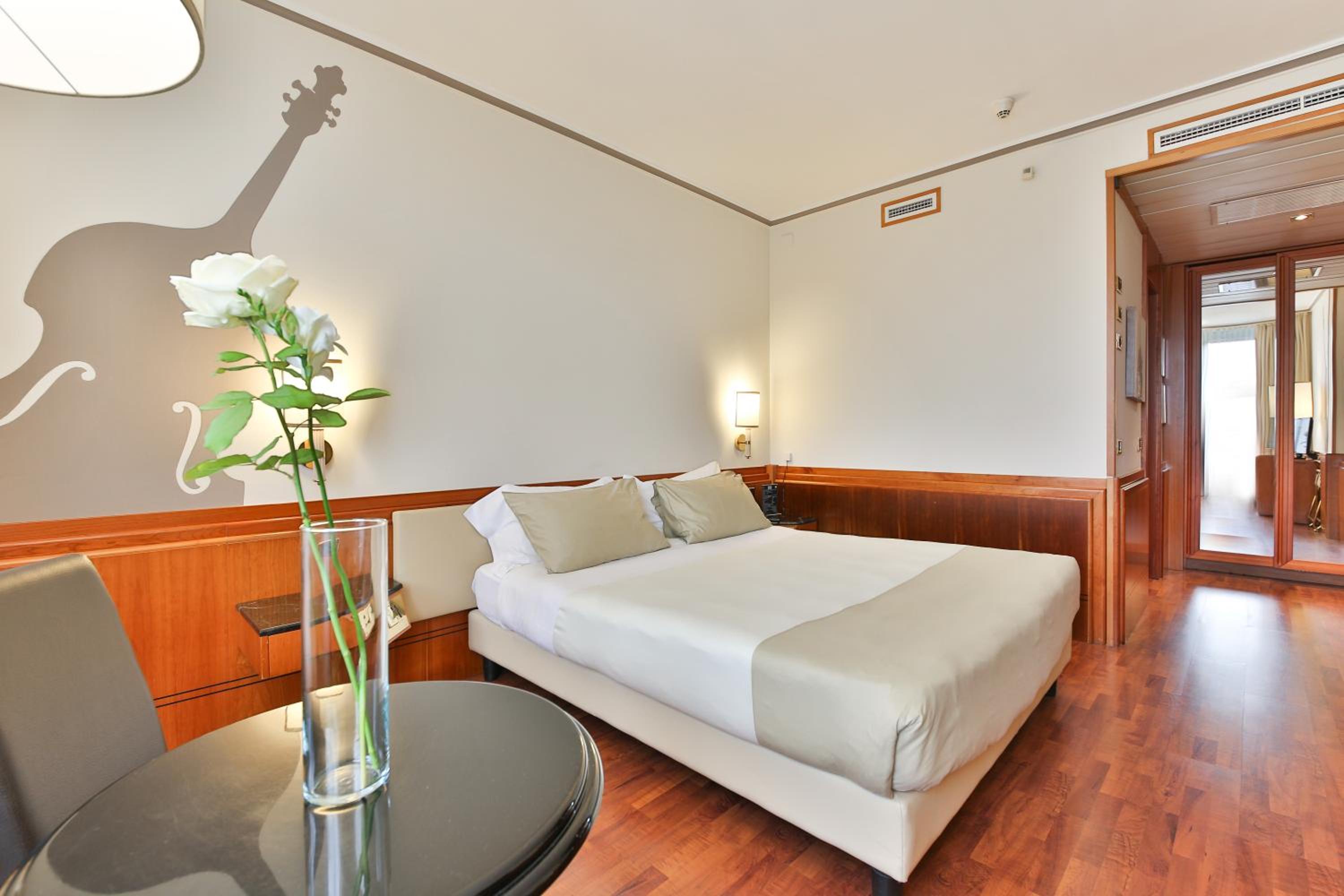 Large Double Room photo 1