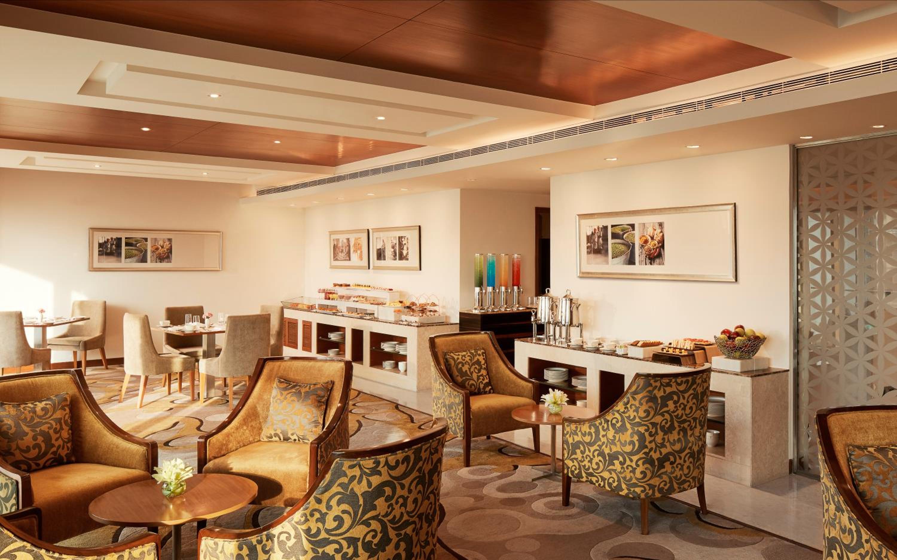 Club King Room with Lounge Access & One Way Railway Station/ Airport Transfer. - Photo 2