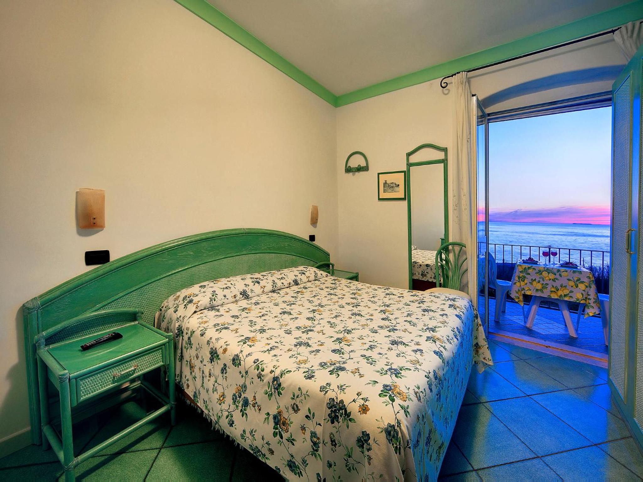 Double Room with Balcony and Sea View - Photo 9