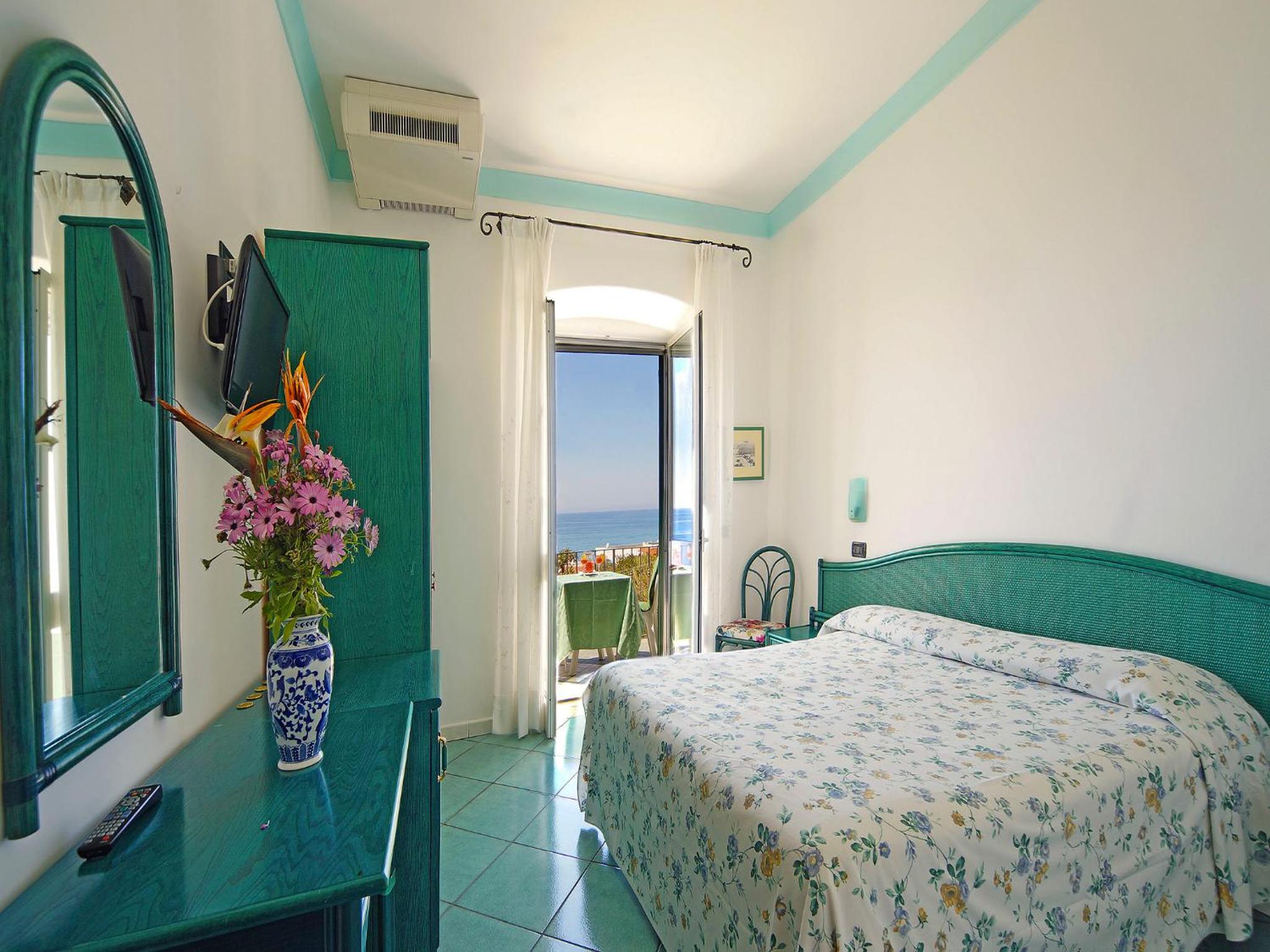 Double Room with Balcony and Sea View - Photo 1