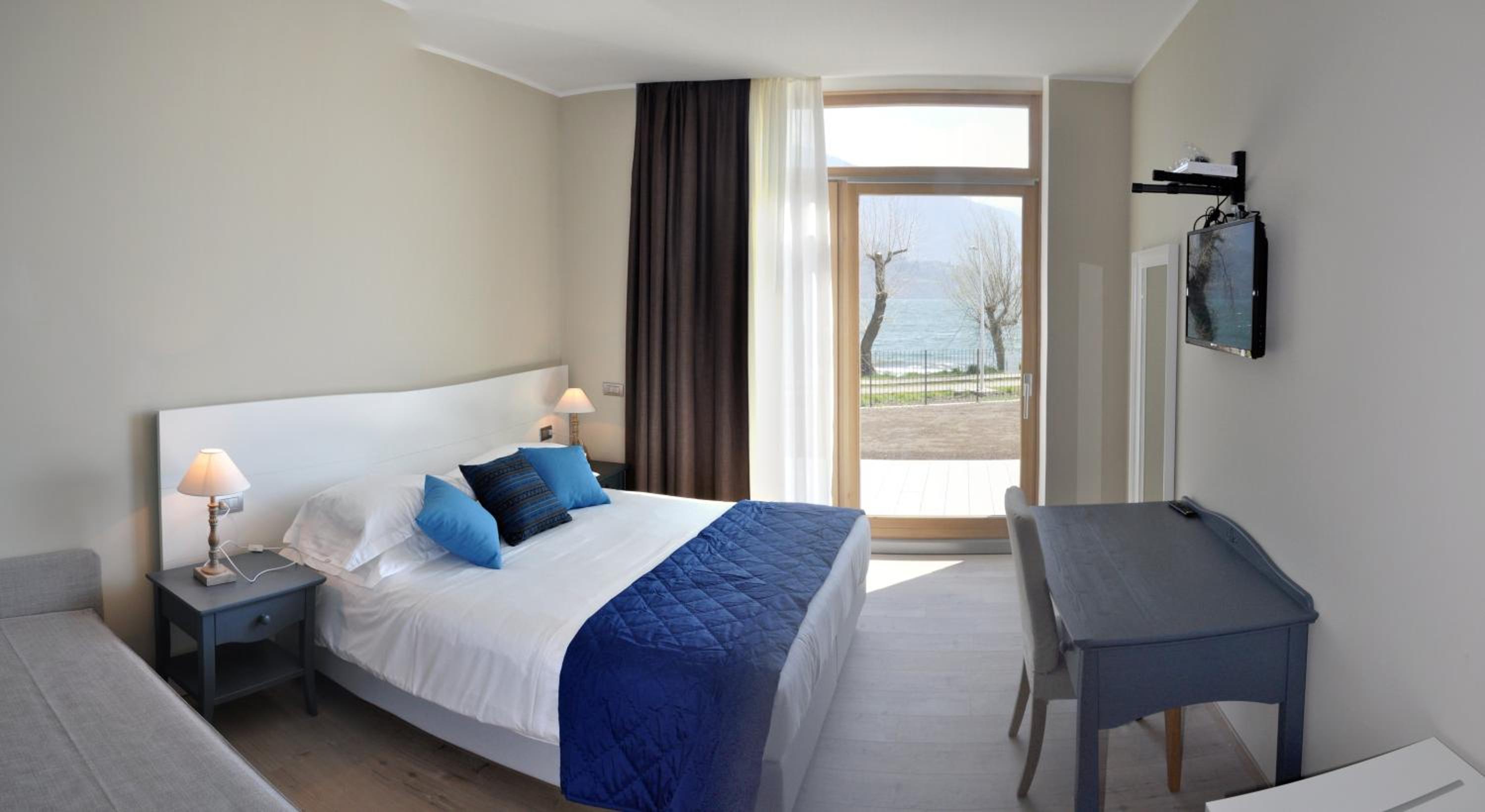 Superior Double or Twin Room with Frontal Lake View photo 1