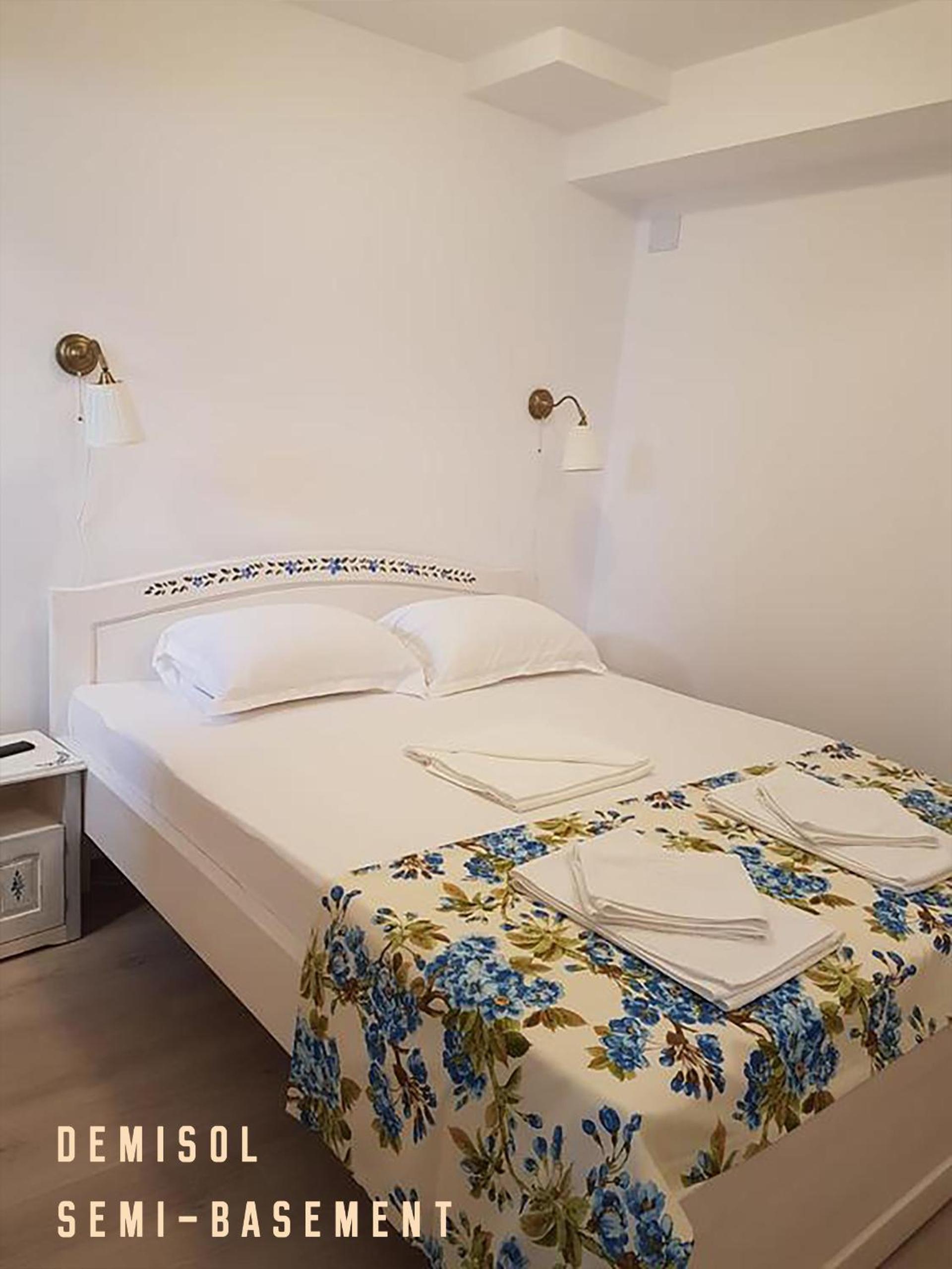 Standard Double Room - Semi-Basement photo 1