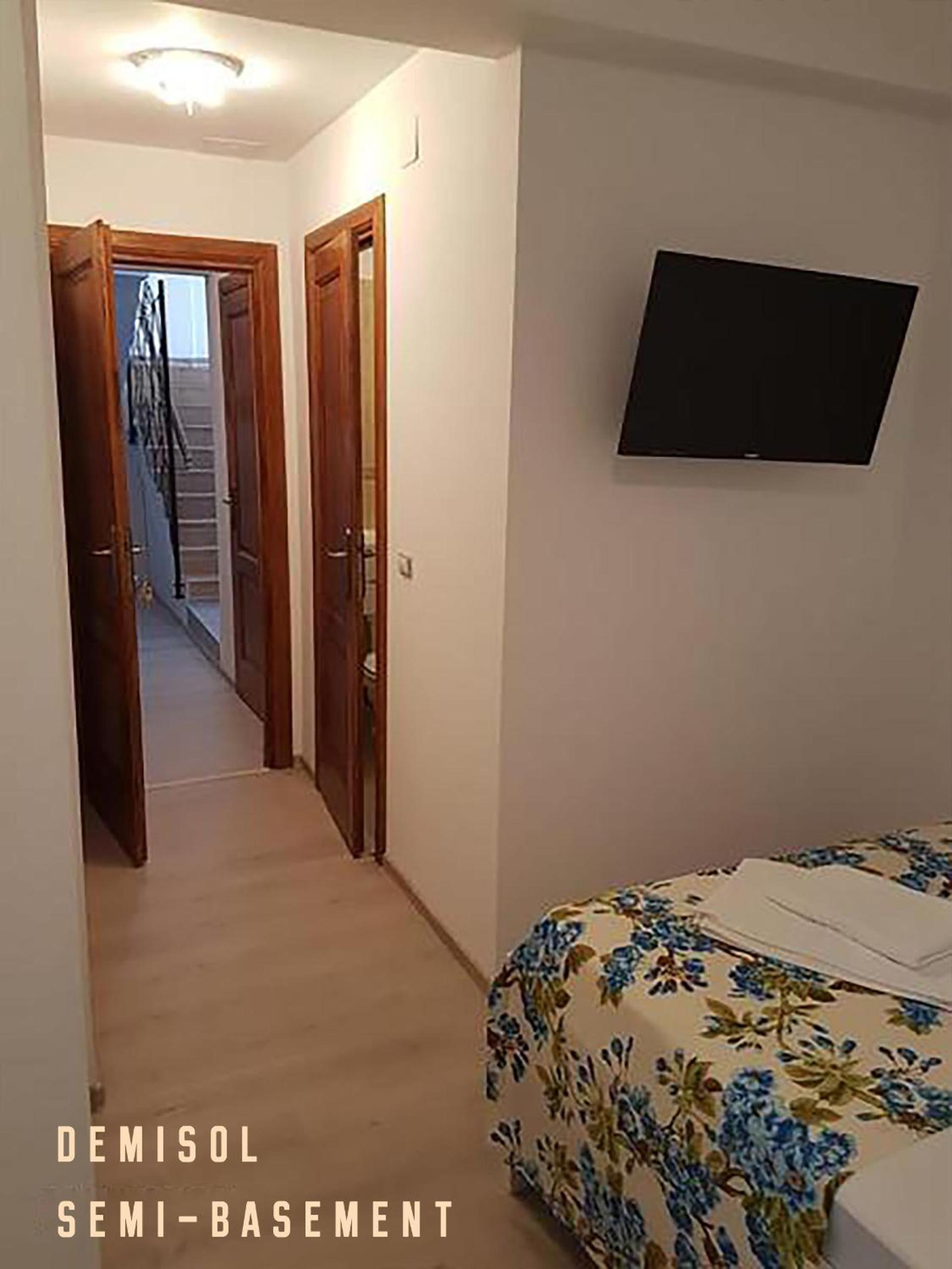 Standard Suite - Semi-Basement photo 2