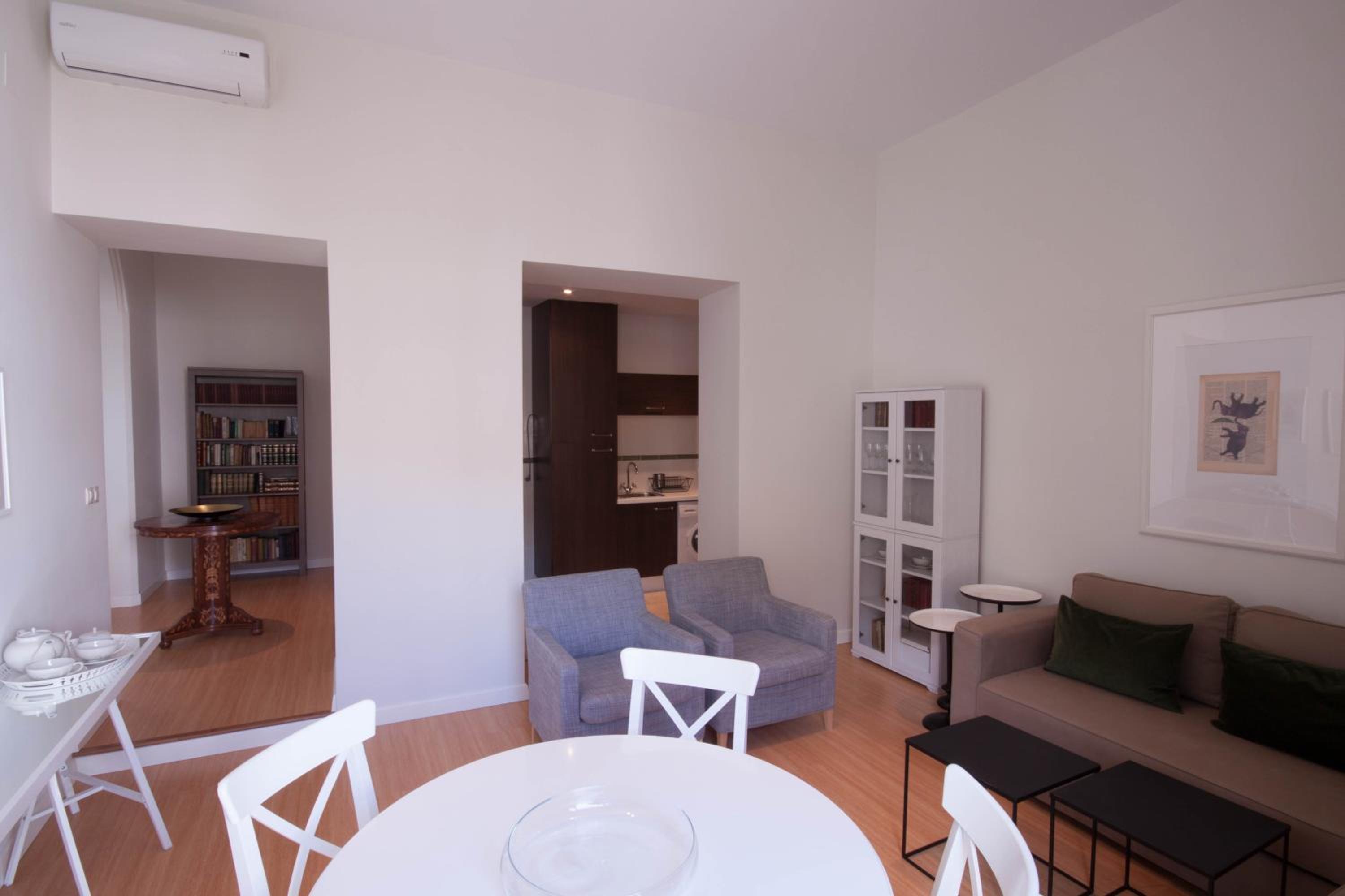 Apartment with Balcony photo 3