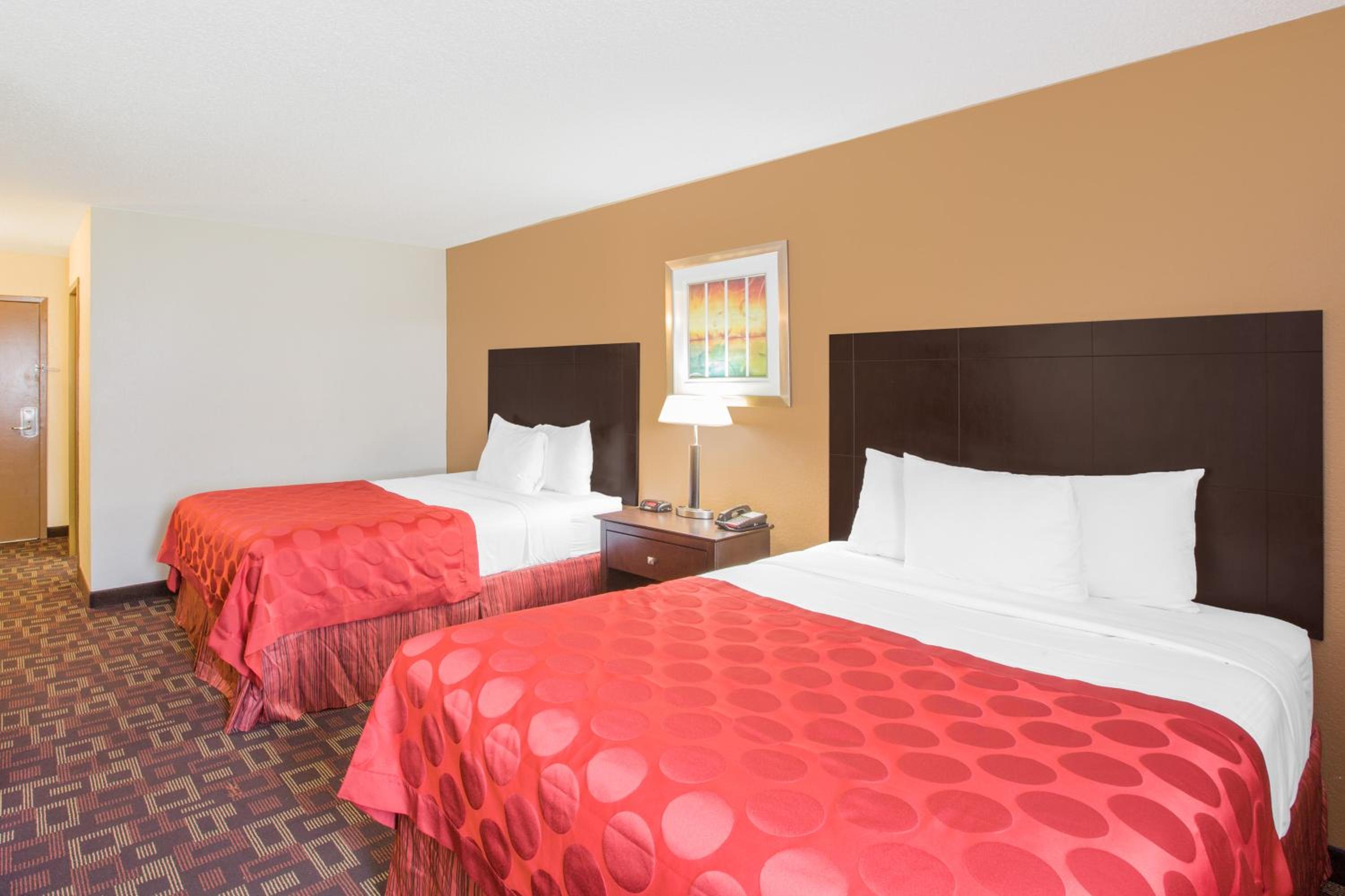 Queen Room with Two Queen Beds - Non-Smoking photo 3