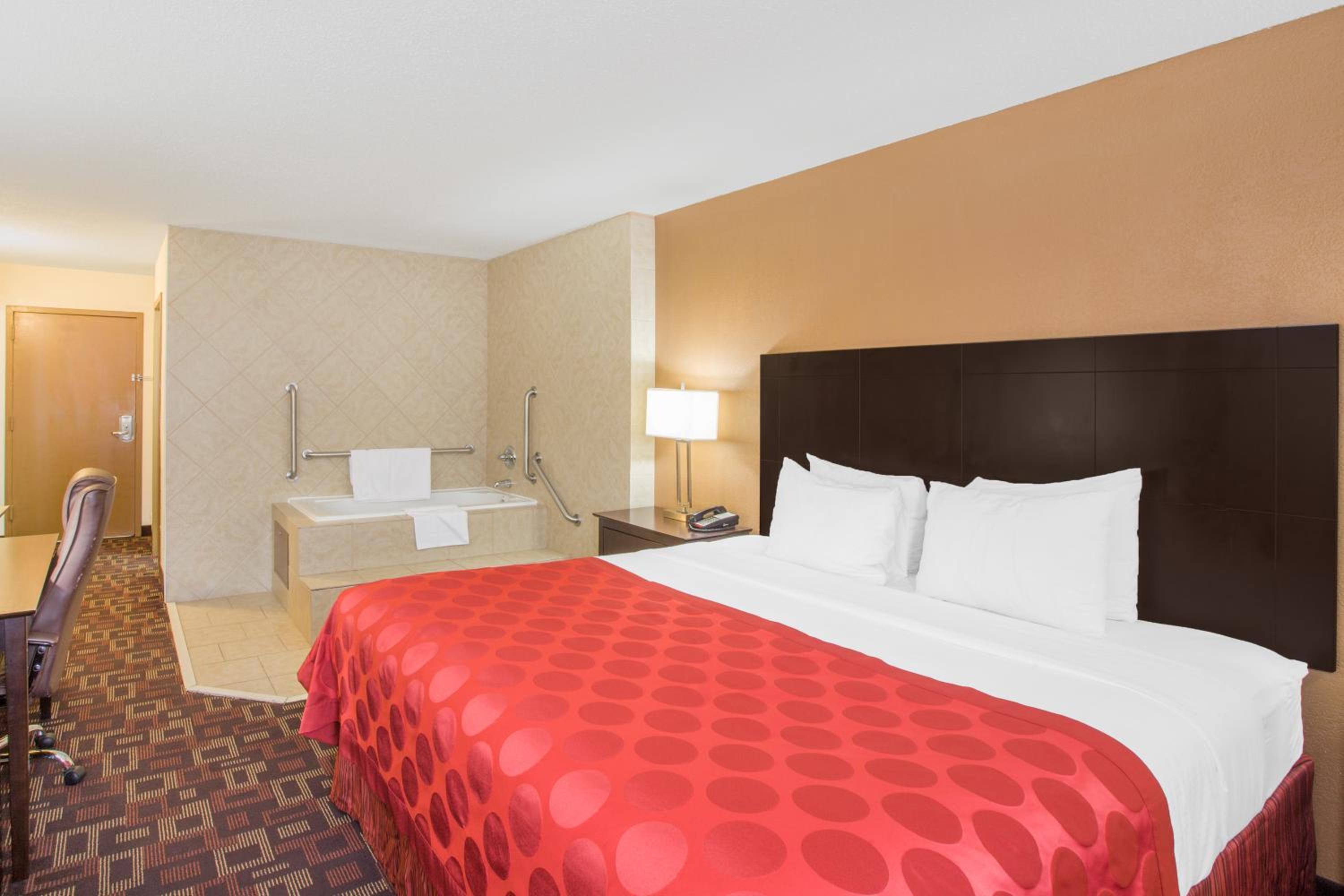 Deluxe King Room - Non-Smoking photo 3
