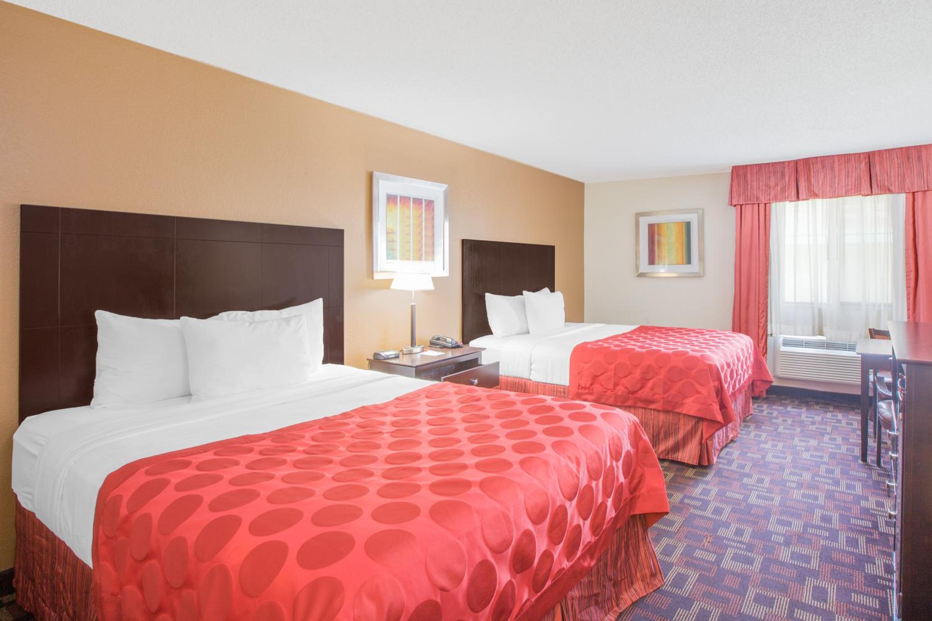 Queen Room with Two Queen Beds - Non-Smoking photo 2